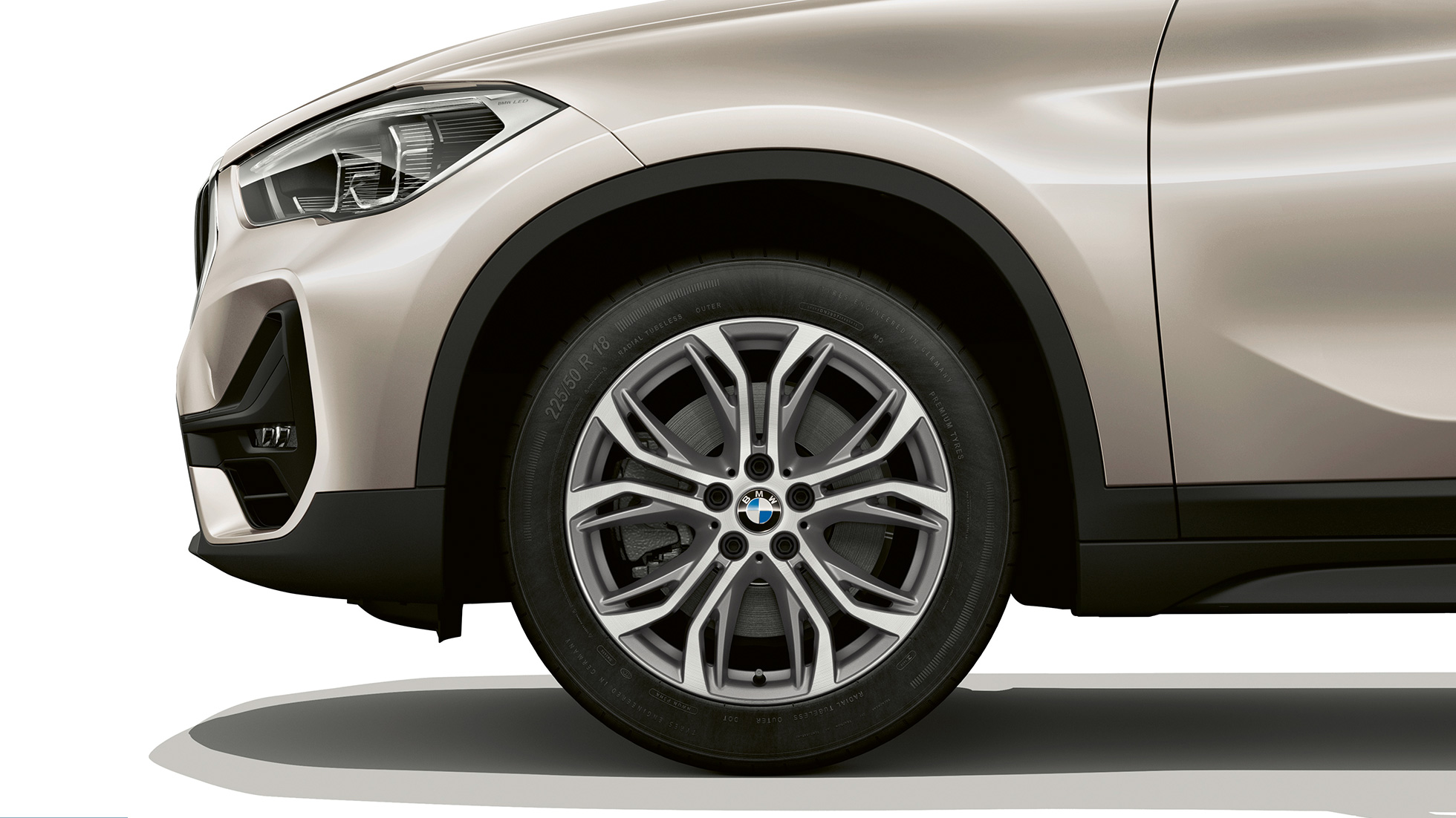 BMW X1, model Advantage, letmetalfælg BMW X1, model Advantage set fra siden med nærbillede af letmetalfælg