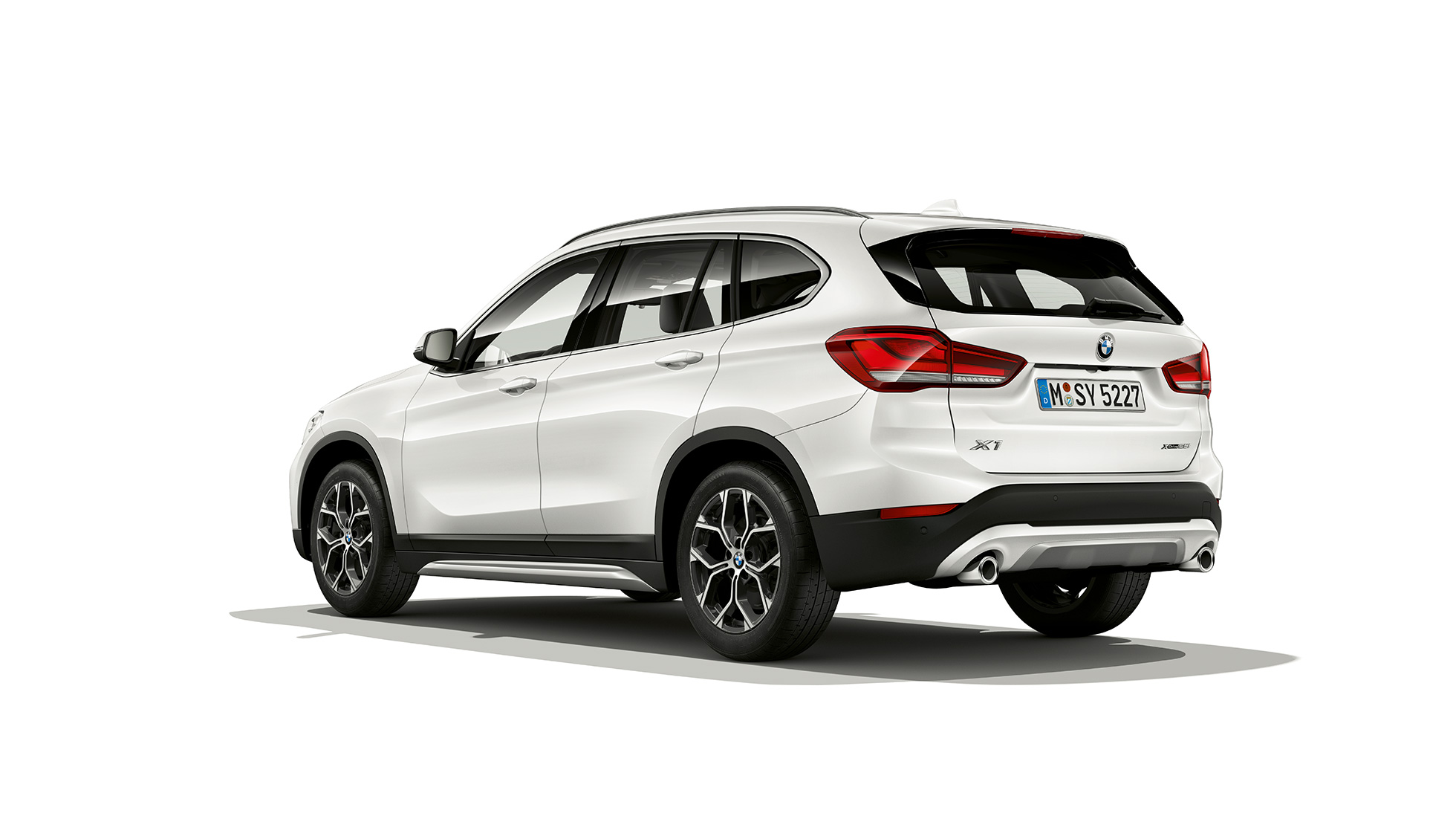 BMW X1, model xLine, trekvartbillede bagfra BMW X1, model xLine, trekvartbillede bagfra, studiebillede