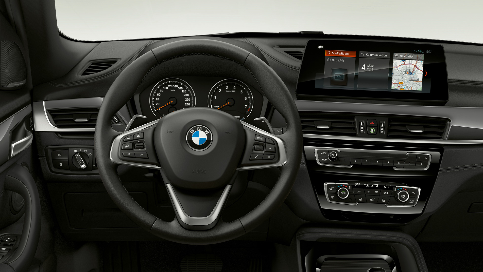 BMW X1, model xLine, interiør BMW X1, model xLine, interiør med fokus på cockpittet