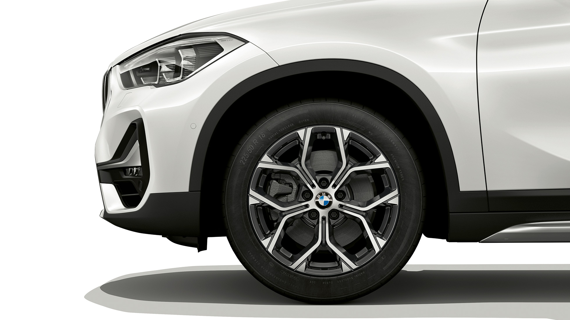 BMW X1, model xLine, letmetalfælg BMW X1, model xLine set fra siden med nærbillede af letmetalfælg