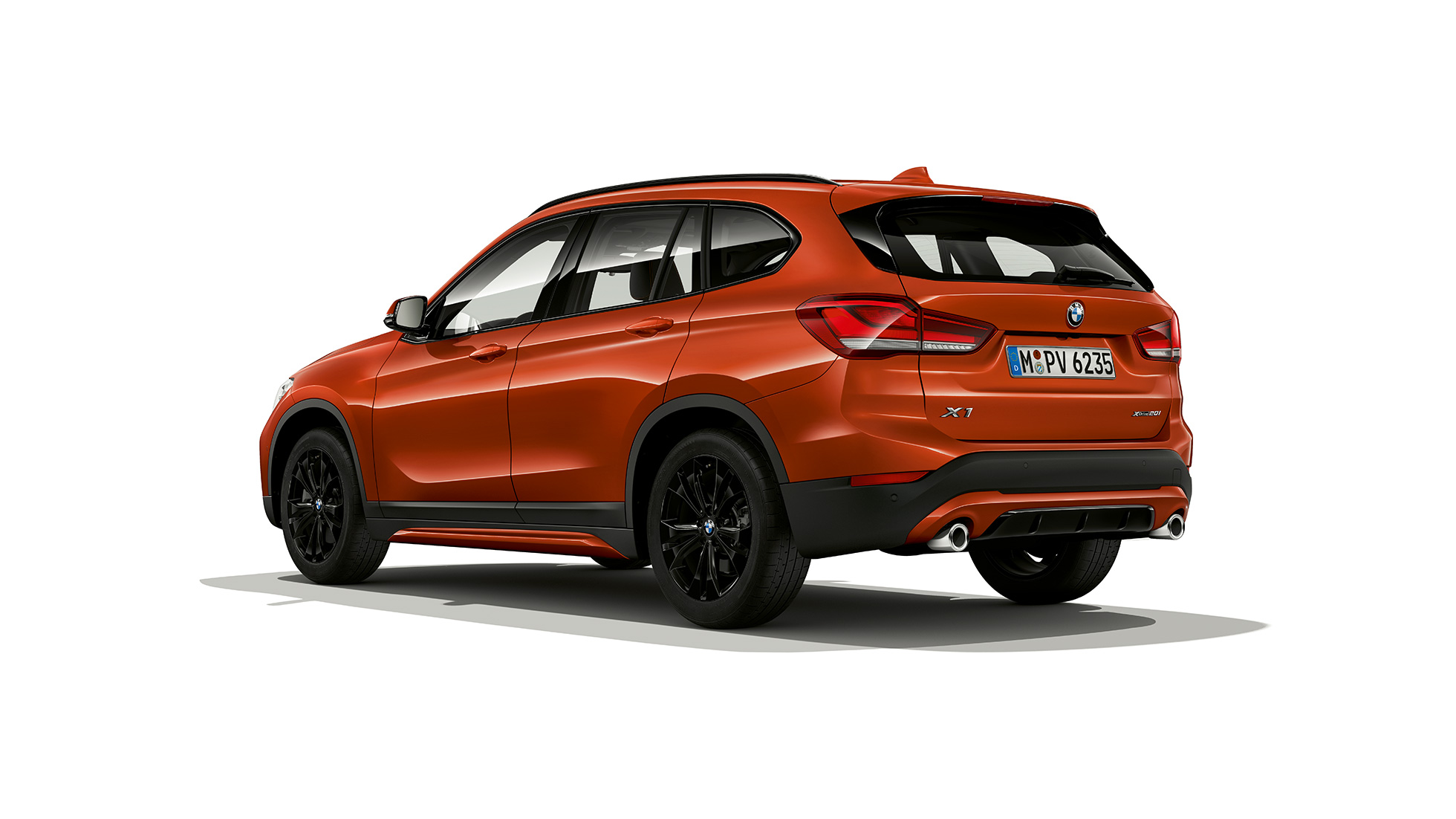 BMW X1, model Sport Line, trekvartbillede bagfra BMW X1, model Sport Line, trekvartbillede bagfra, studiebillede
