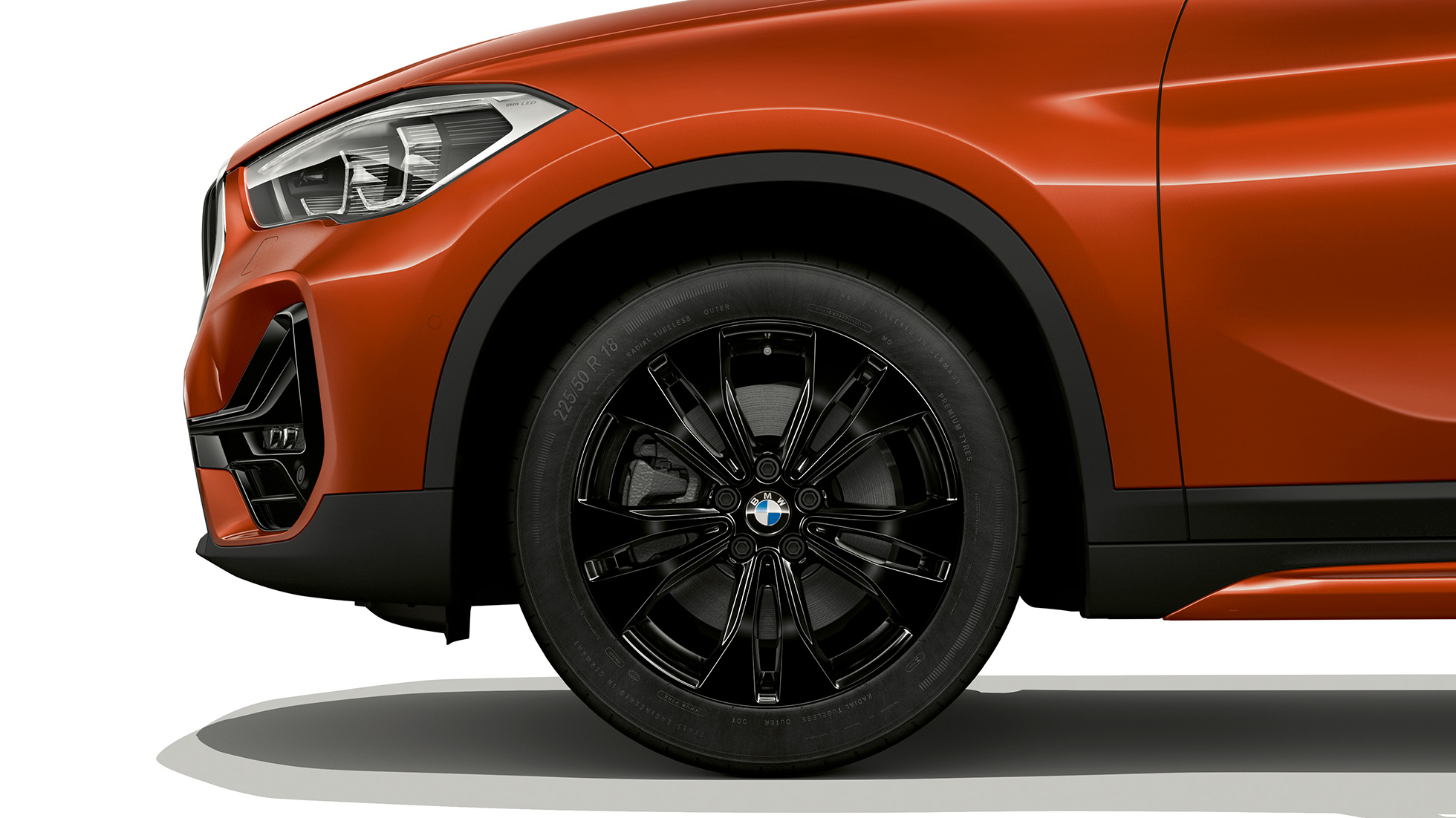BMW X1, model Sport Line, letmetalfælg BMW X1, model Sport Line set fra siden med nærbillede af letmetalfælg
