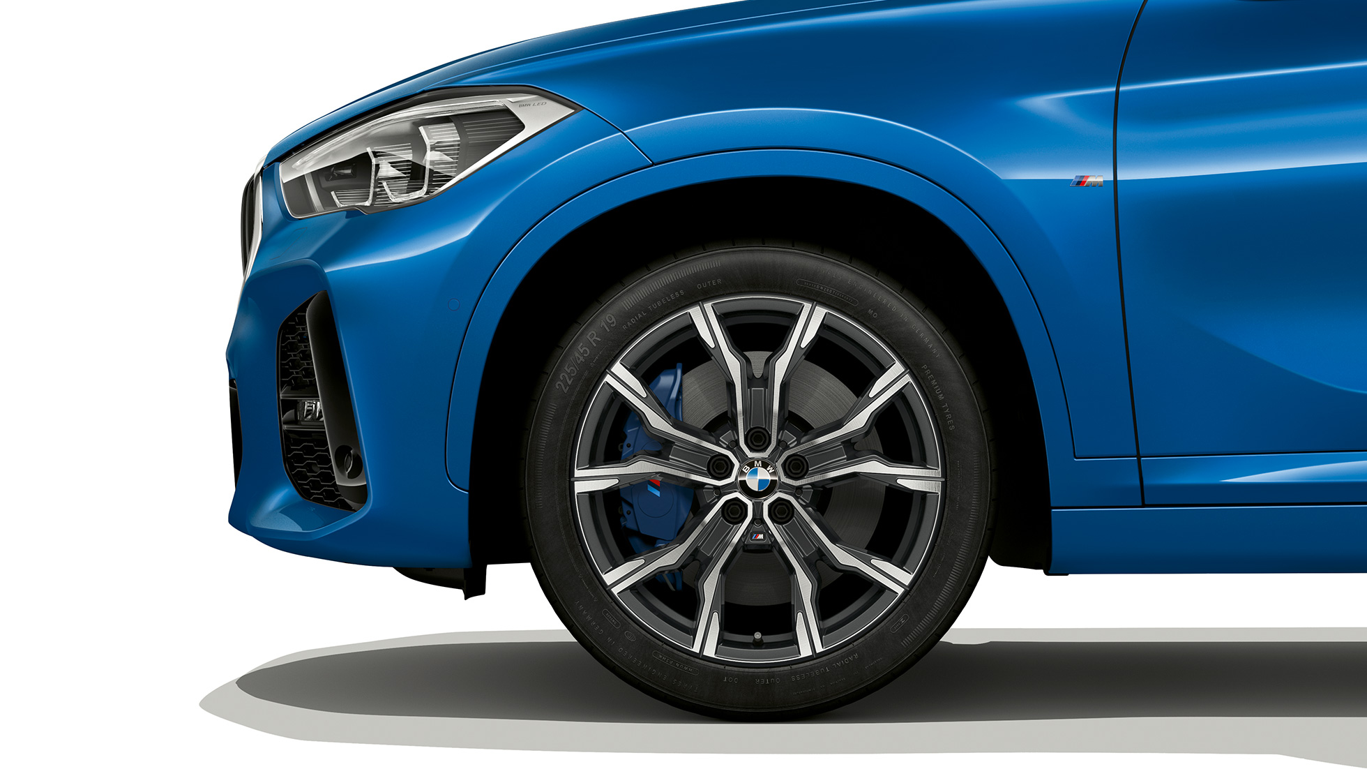 BMW X1, model M Sport, letmetalfælg BMW X1, model M Sport set fra siden med nærbillede af letmetalfælg