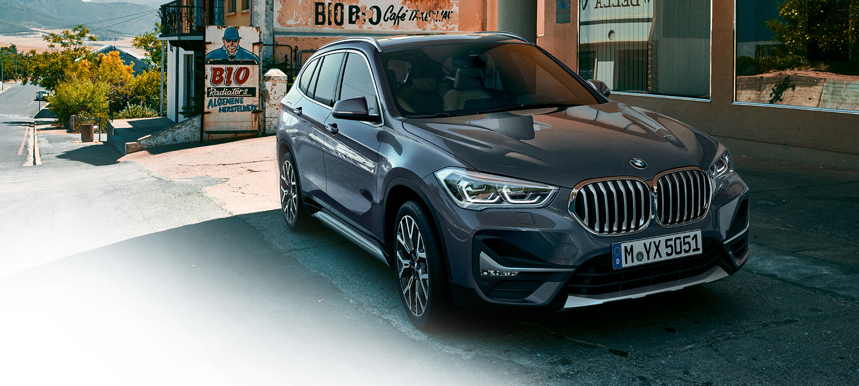 BMW X1, trekvartbillede forfra. BMW X1, trekvartbillede forfra, i bybilledet.