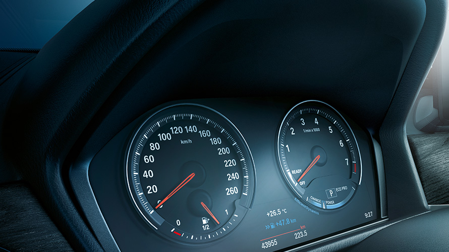BMW X1, instrumentbræt med Black Panel-teknologi. BMW X1 interiør, med fokus på instrumentbrættet med Black Panel-teknologi.