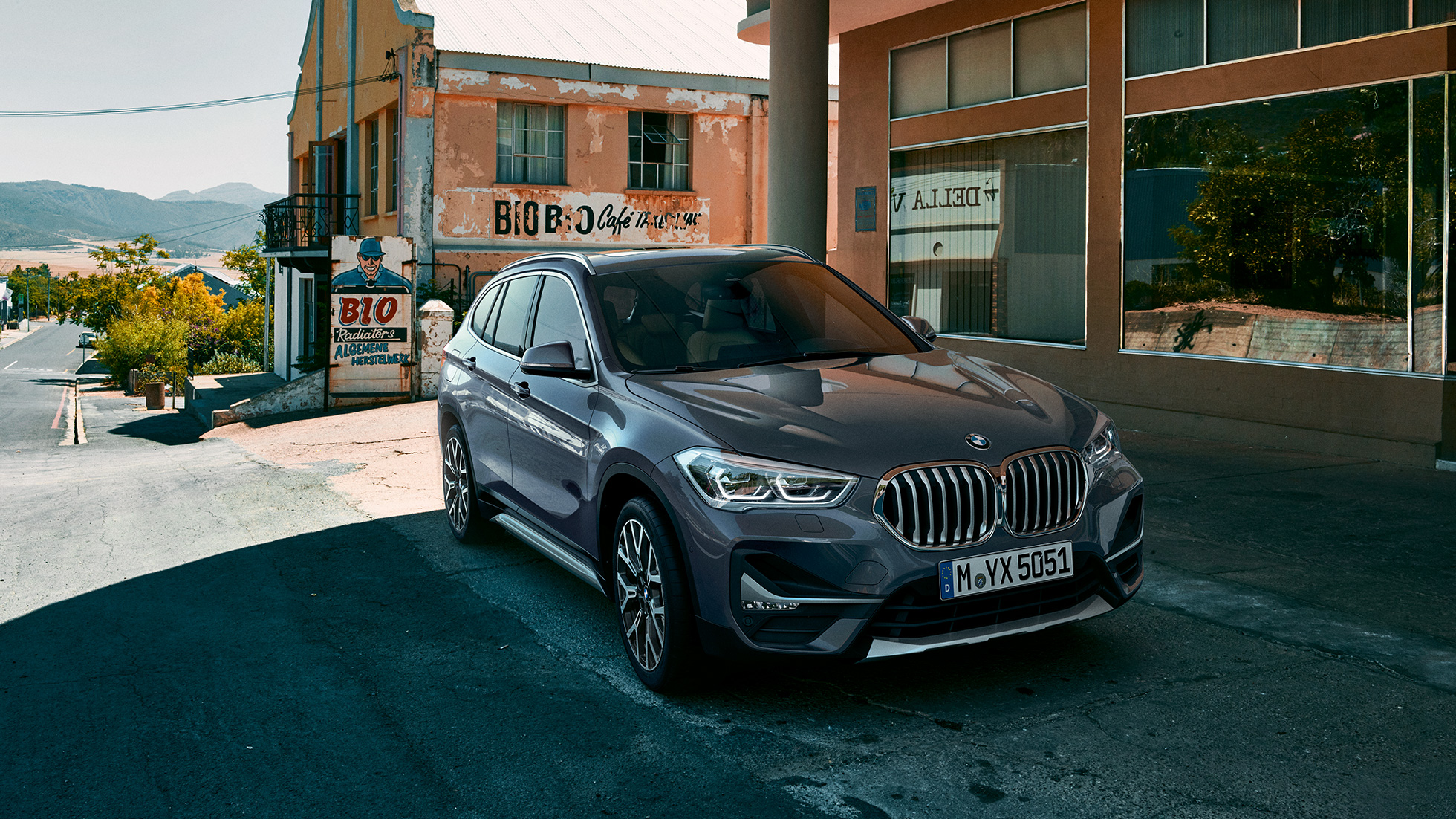 BMW X1, trekvartbillede forfra. BMW X1, trekvartbillede forfra, i bybilledet.