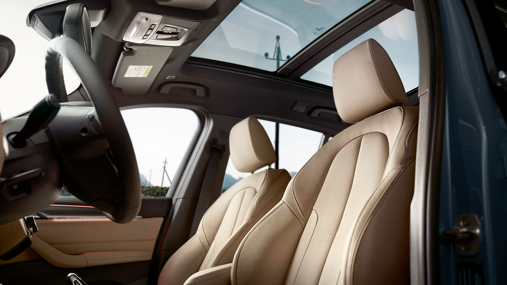 BMW X1 interiør, sportssæder. BMW X1 interiør, med fokus på ergonomiske sportssæder.