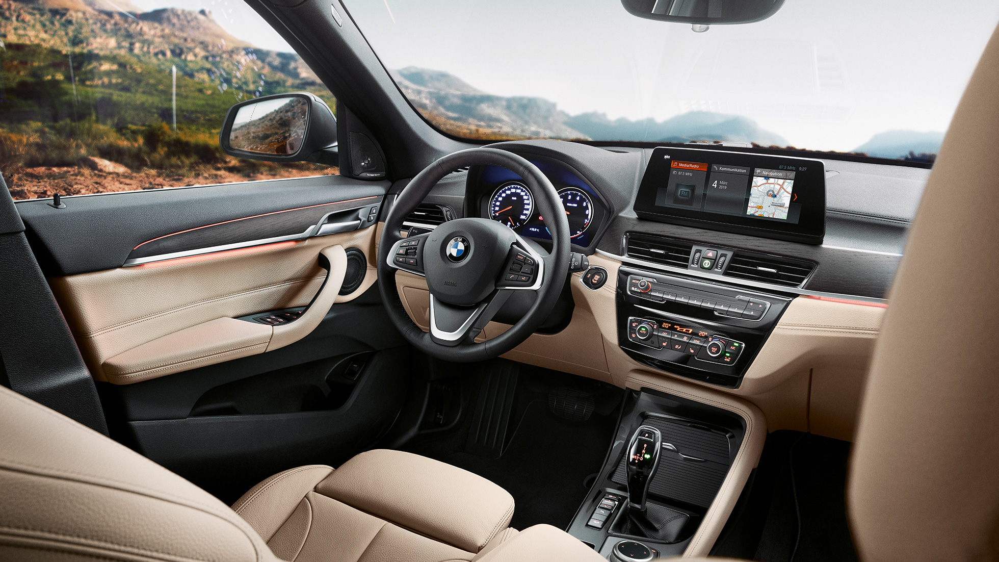 BMW X1 interiør, cockpit. BMW X1 interiør, med fokus på det 10,25" store Control Display i cockpittet.