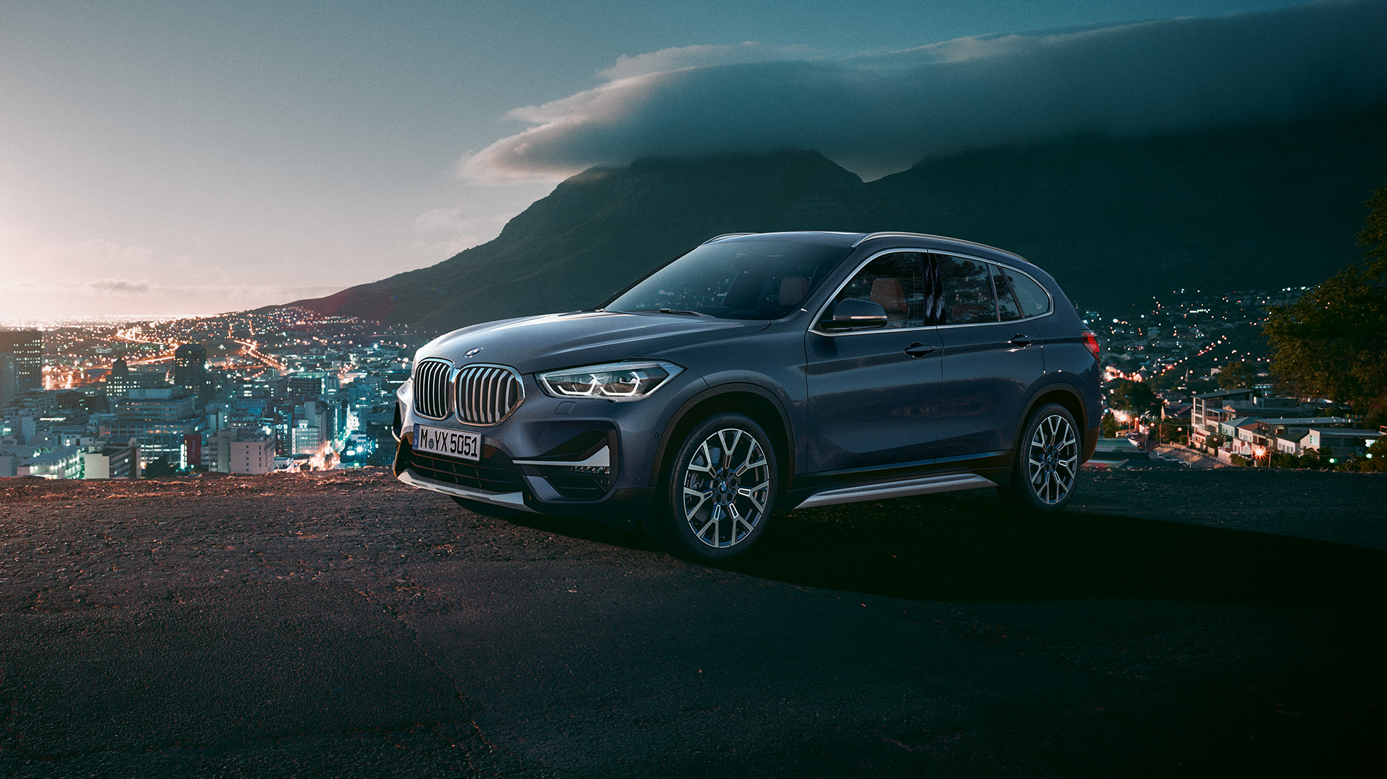 BMW X1, trekvartbillede fra siden. BMW X1, trekvartbillede fra siden, i bybilledet.