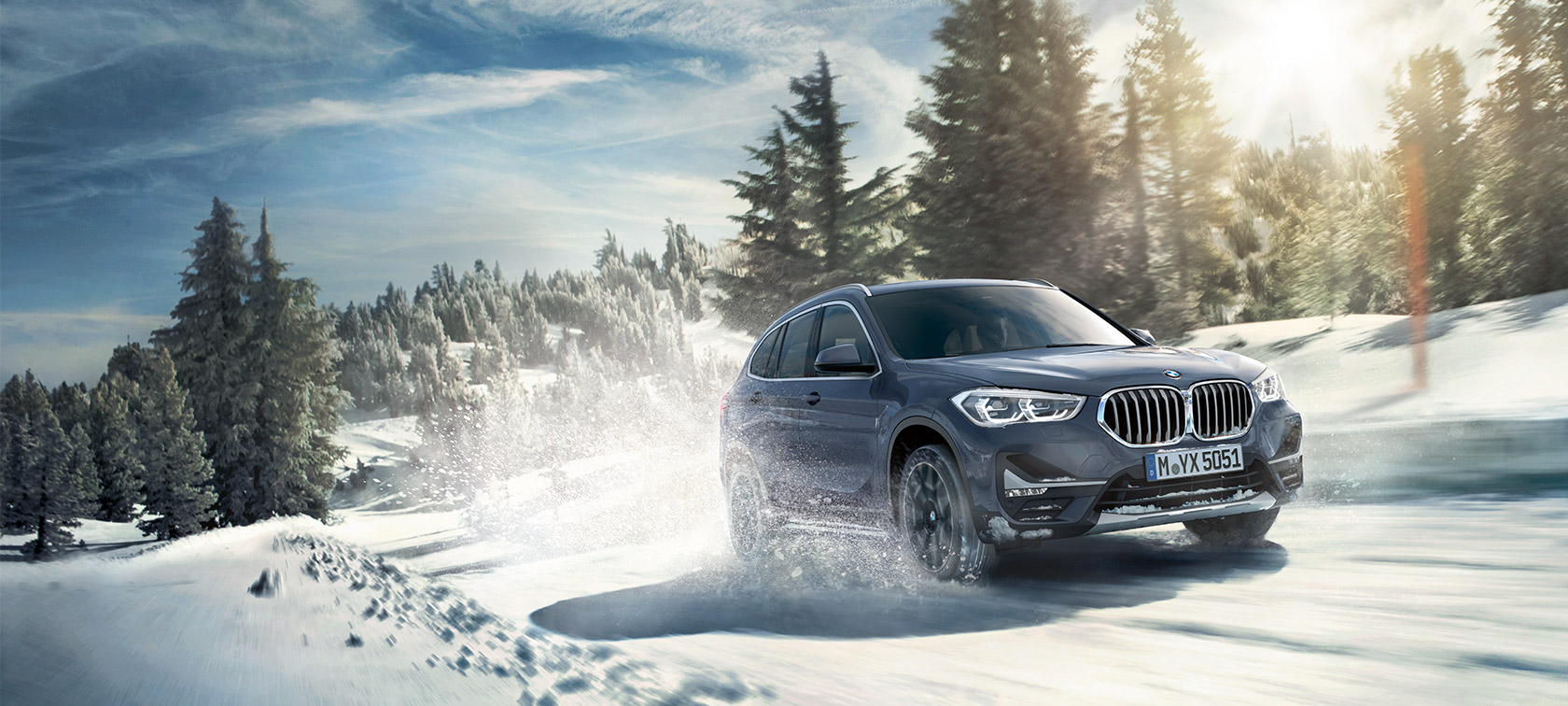 BMW X1 xDrive20i F48 LCI i BMW Individual Storm Bay metallic, kørende i vinterlandskab BMW X1 xDrive20i F48 LCI i BMW Individual Storm Bay metallic, kørende i vinterlandskab