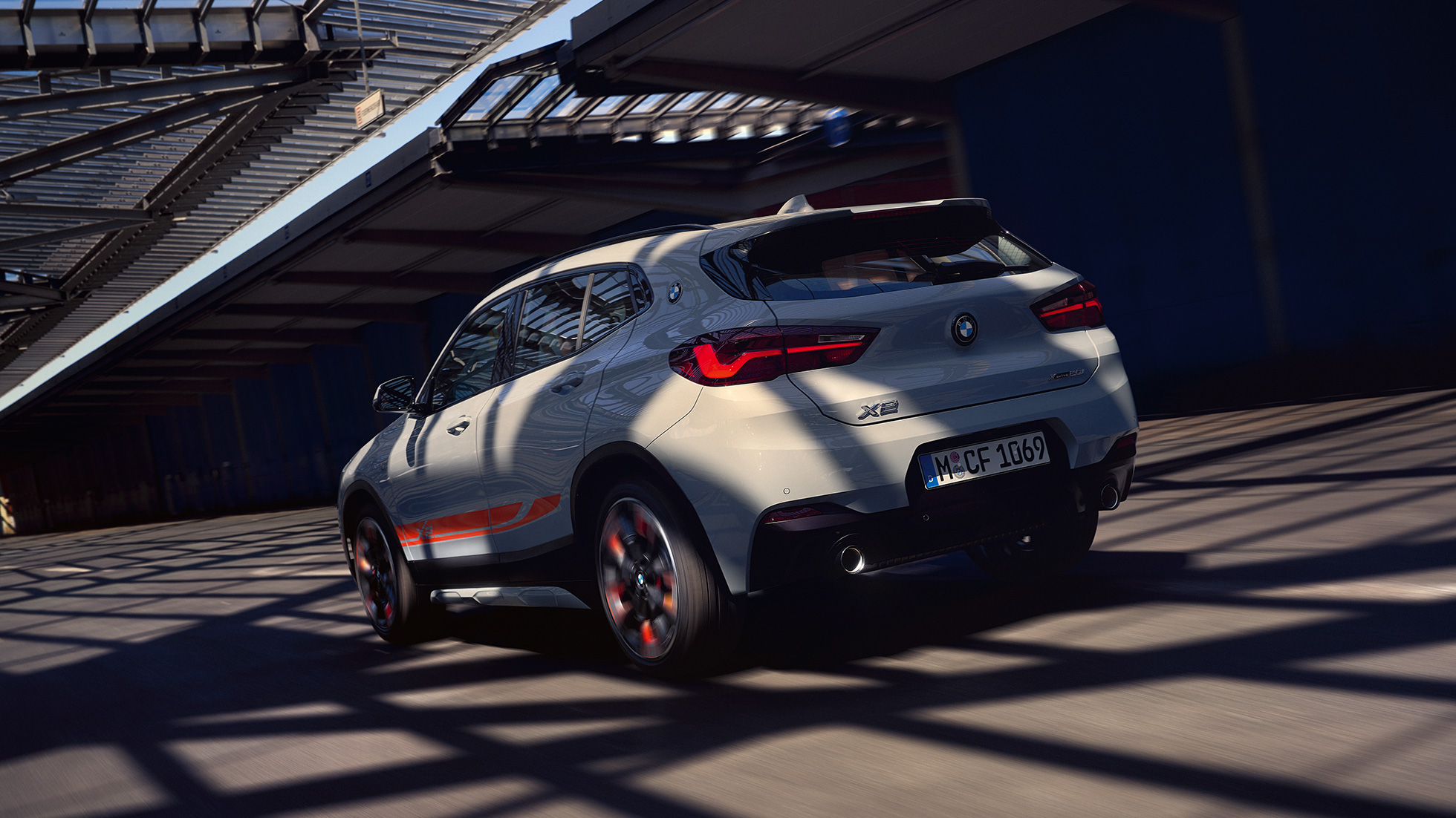 BMW X2 F39 set fra siden let drejet BMW X2 2018 F39 Galvanic Gold metallic set fra siden let drejet