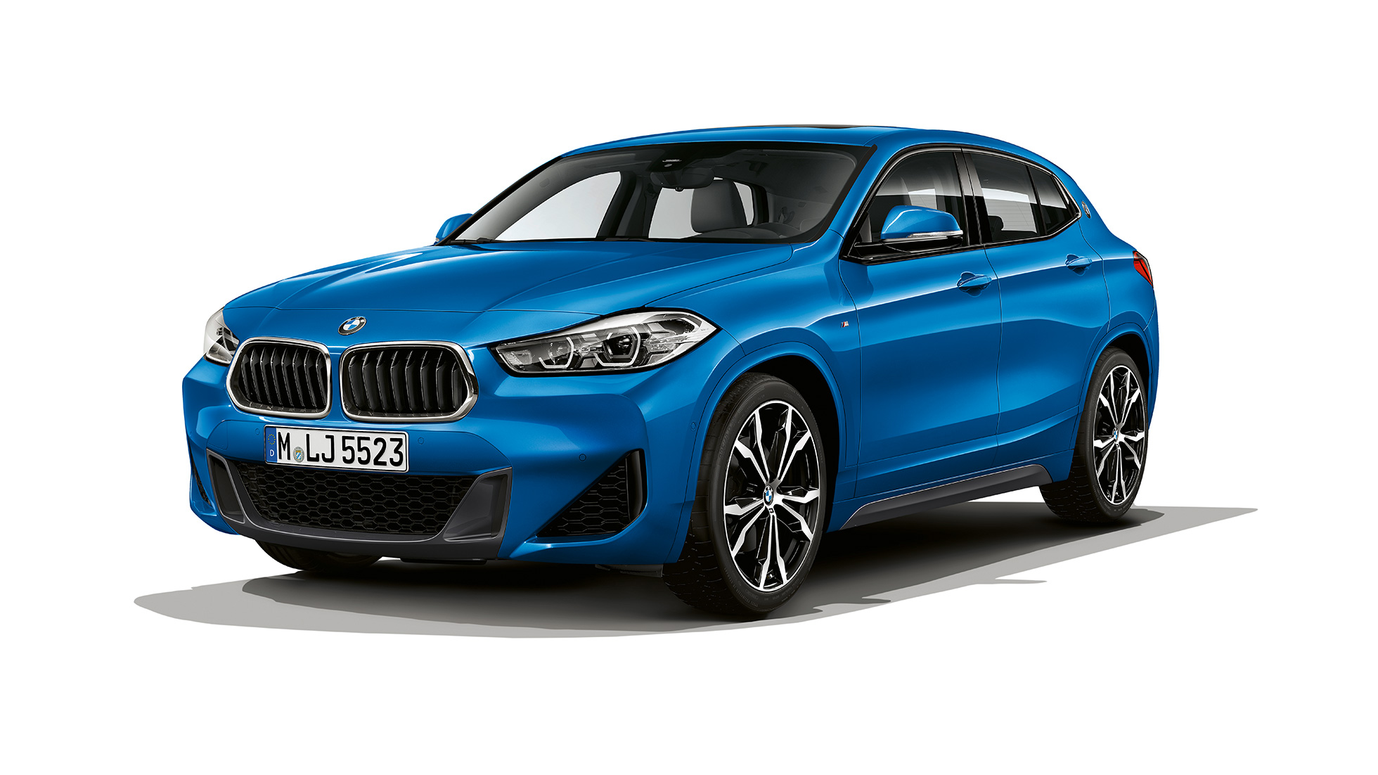 BMW X2 sDrive20i M Sport set forfra let drejet BMW X2 sDrive20i M Sport 2018 F39 Misano Blue metallic set forfra let drejet