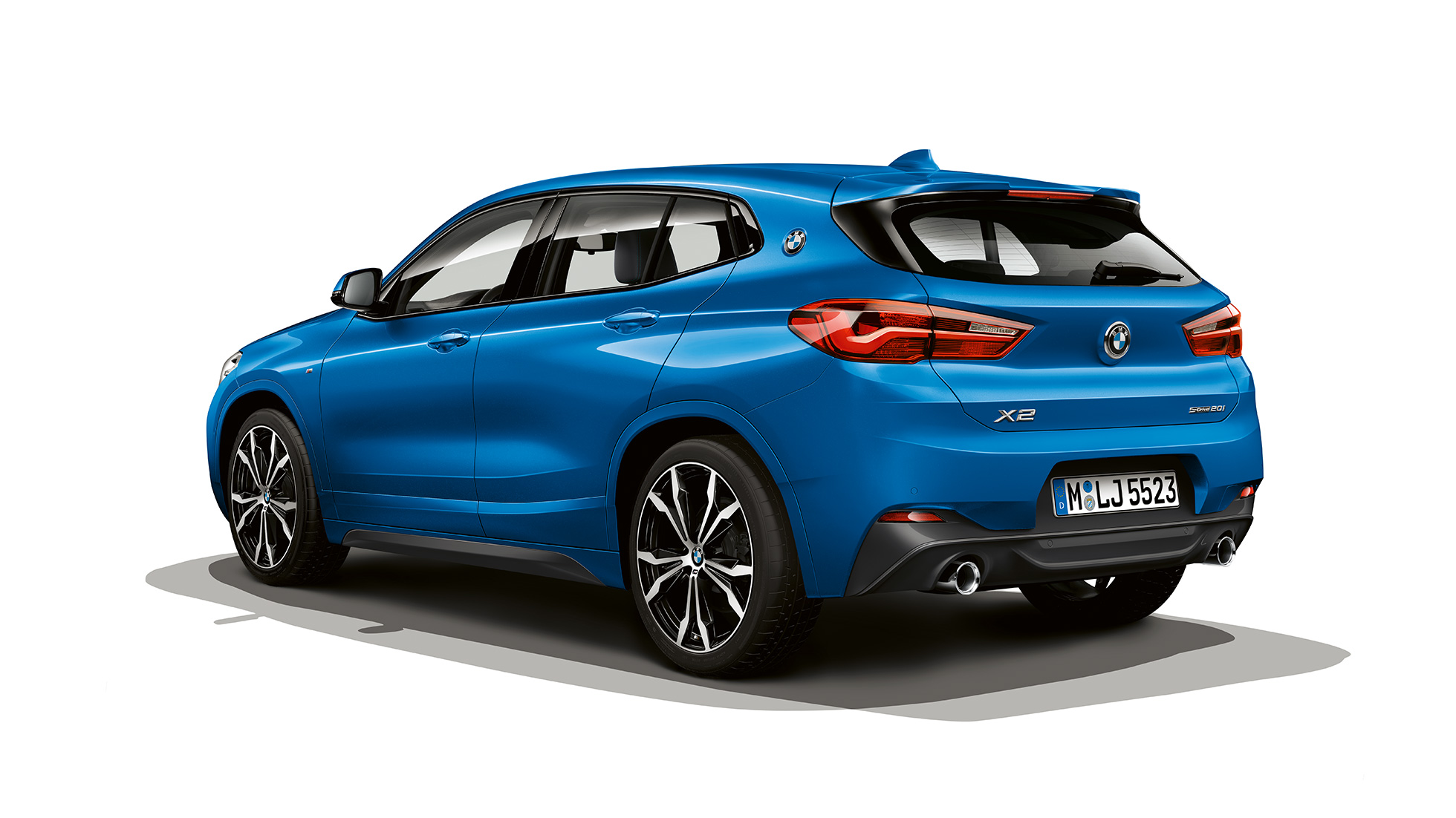 BMW X2 sDrive20i M Sport set fra siden let drejet BMW X2 sDrive20i M Sport 2018 F39 Misano Blue metallic set fra siden let drejet