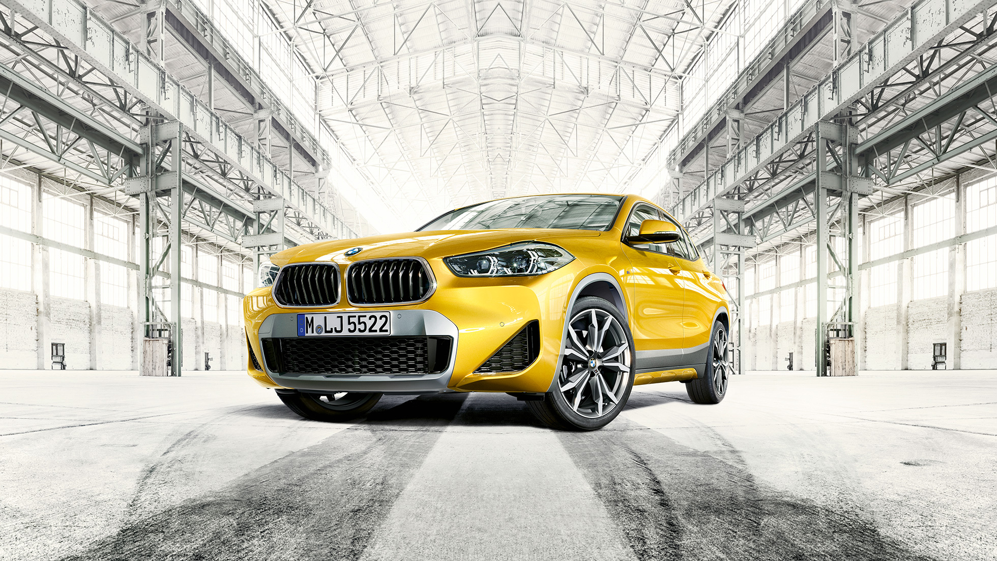 BMW X2 F39 set forfra let drejet BMW X2 2018 F39 Galvanic Gold metallic set forfra let drejet