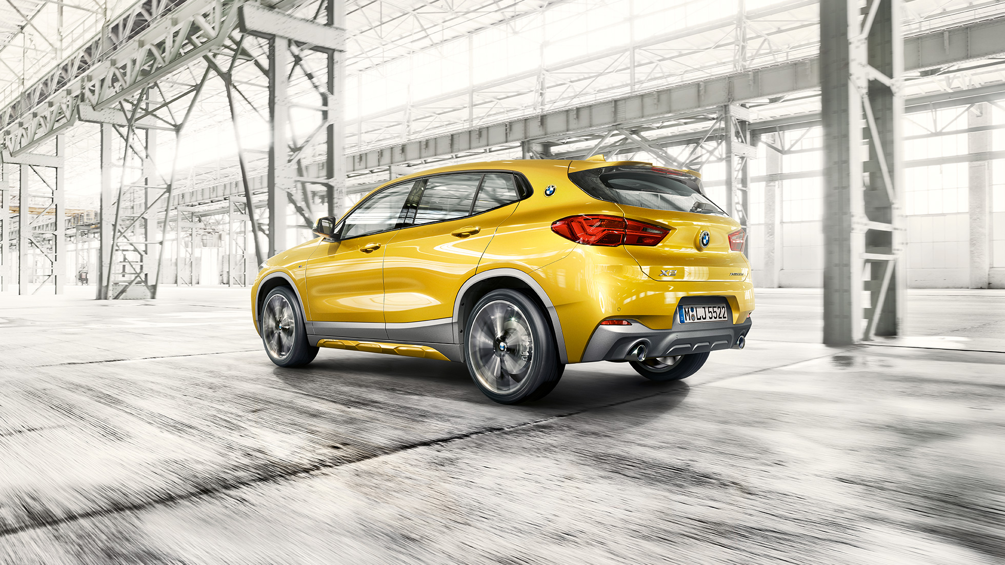 BMW X2 F39 set fra siden let drejet BMW X2 2018 F39 Galvanic Gold metallic set fra siden let drejet