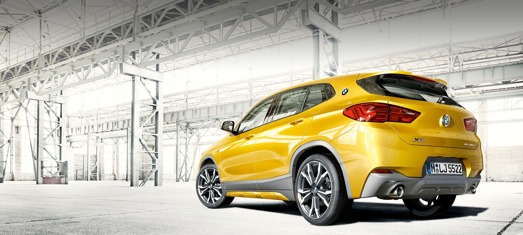 BMW X2 F39 set fra siden let drejet BMW X2 2018 F39 Galvanic Gold metallic set fra siden let drejet