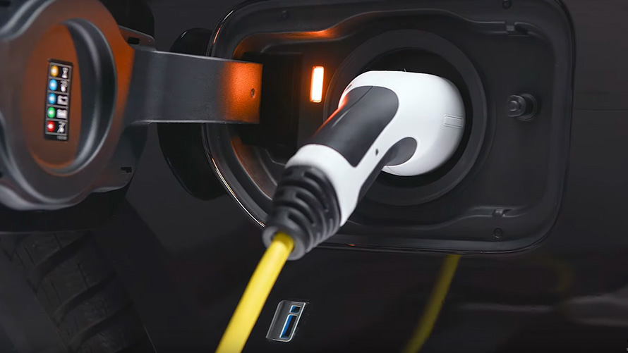 BMW plug-in-hybrid med tilsluttet ladekabel BMW plug-in-hybrid med tilsluttet ladekabel nærbillede