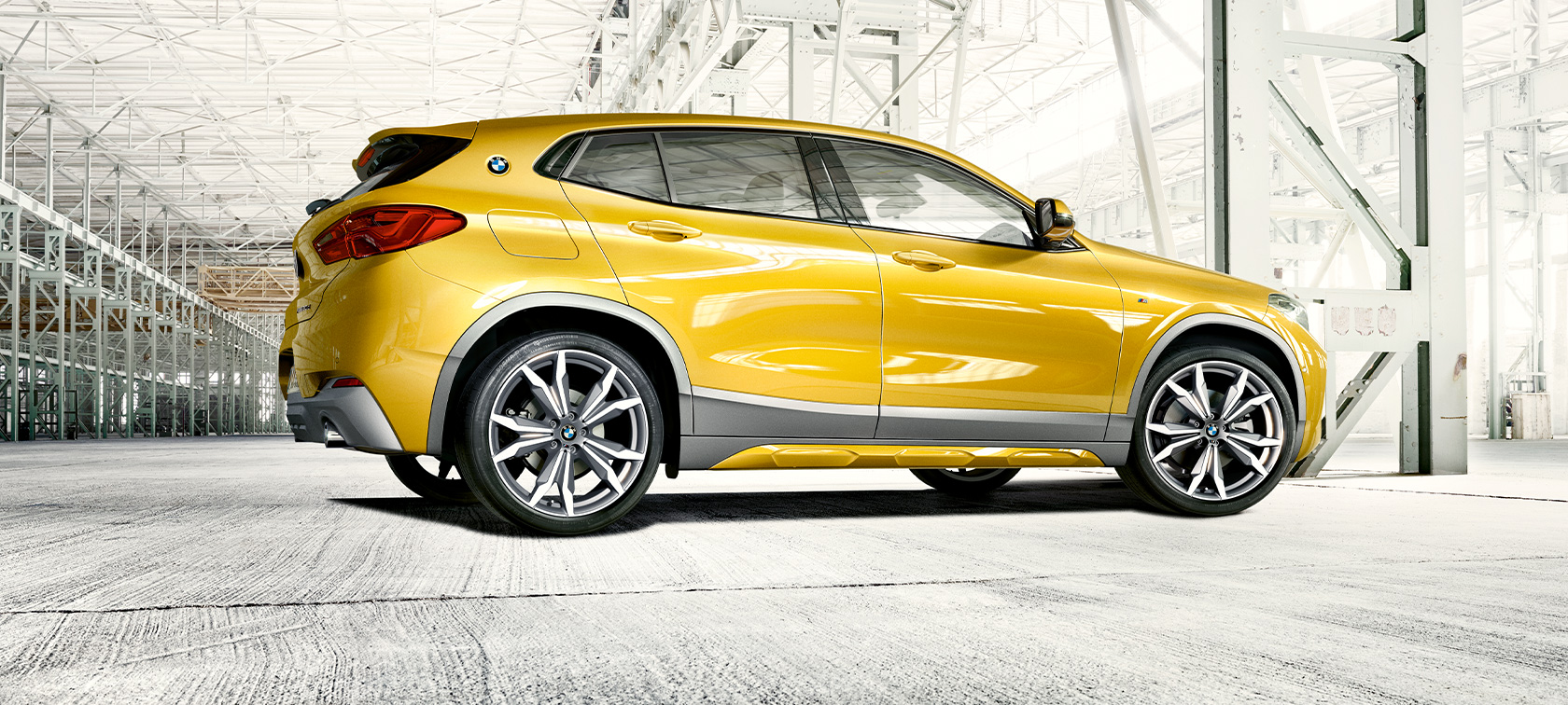 BMW X2 F39 set fra siden Set fra siden BMW X2 F39 2020 Brooklyn Grey under kørsel
