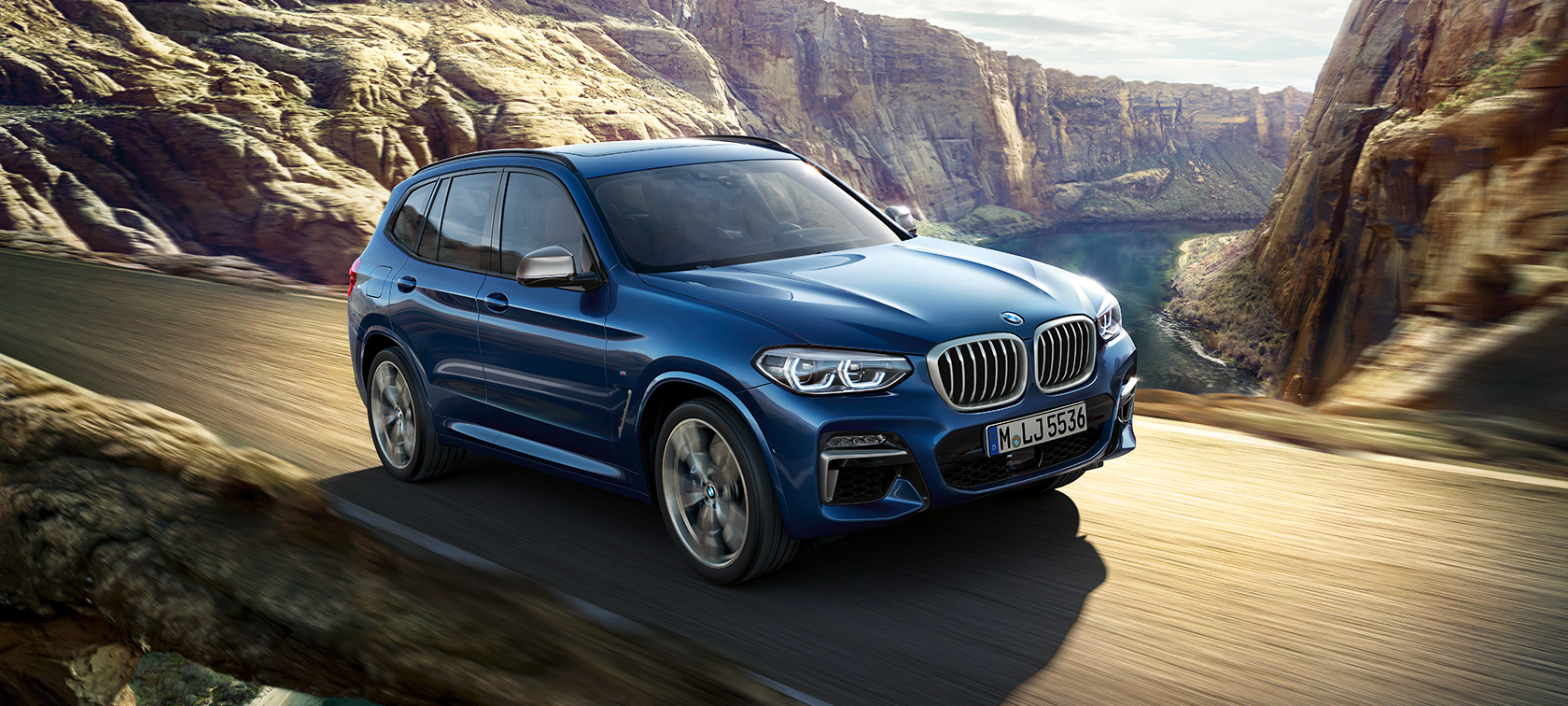 BMW X3 M40i, kørselsfoto foran kløft BMW X3 M40i, kørselsfoto foran kløft