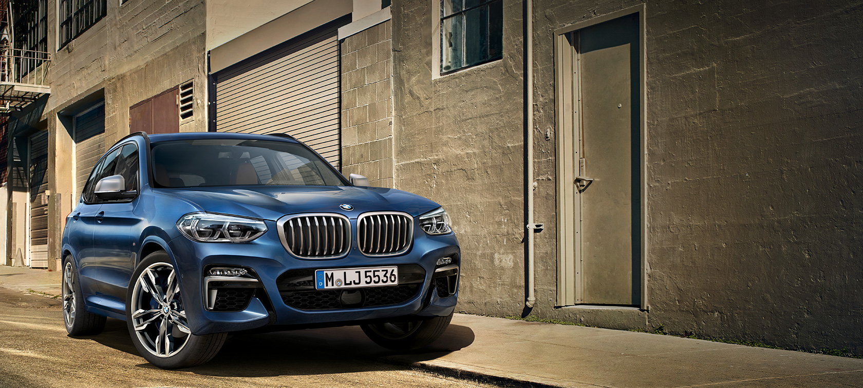 BMW X3 M40i, standardfoto foran husmur BMW X3 M40i, standardfoto foran husmur