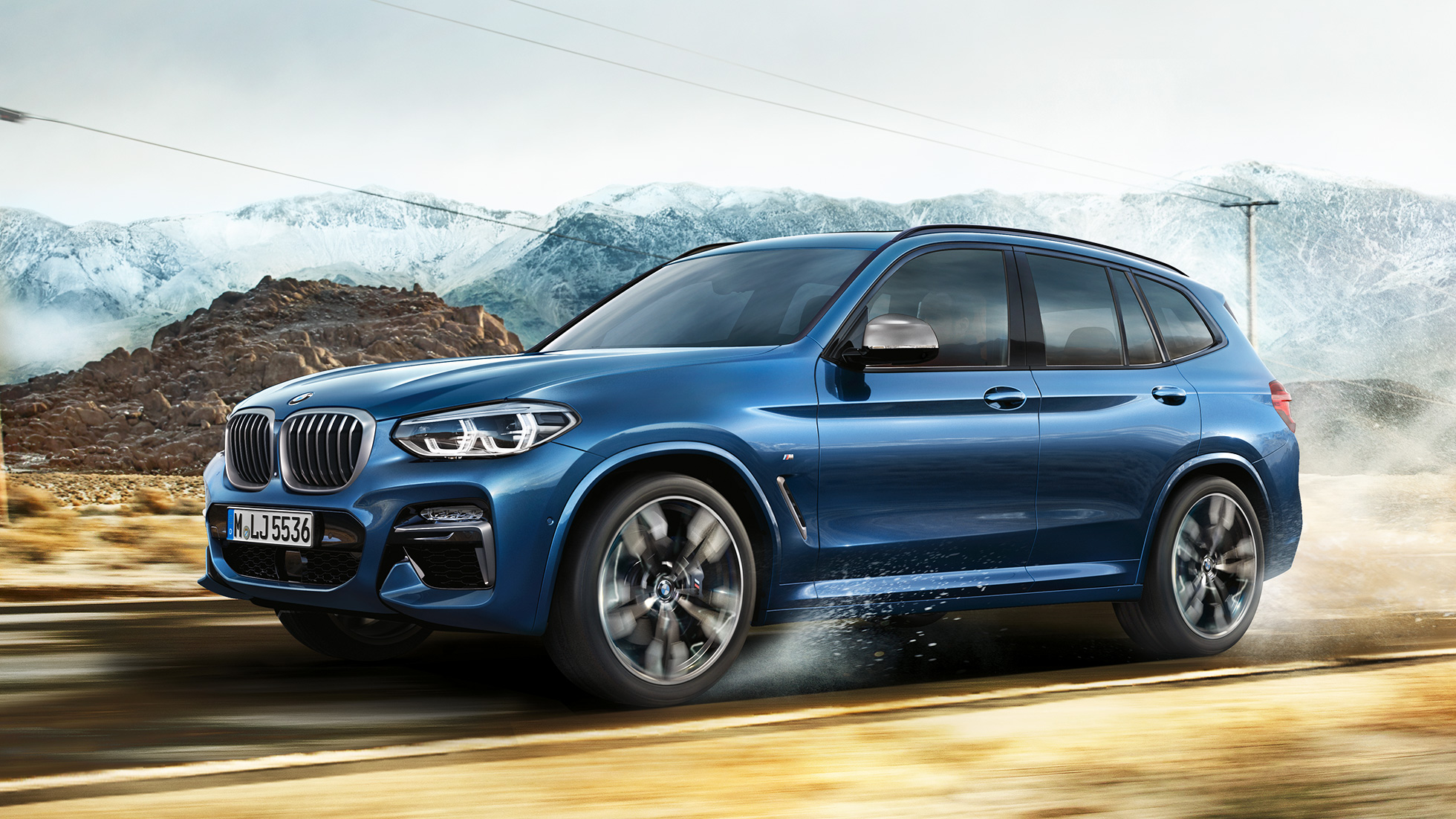 BMW X3 M40i, halvtotale fælge og stænkskærm i bjerglandskab BMW X3 M40i, halvtotale fælge og stænkskærm i bjerglandskab