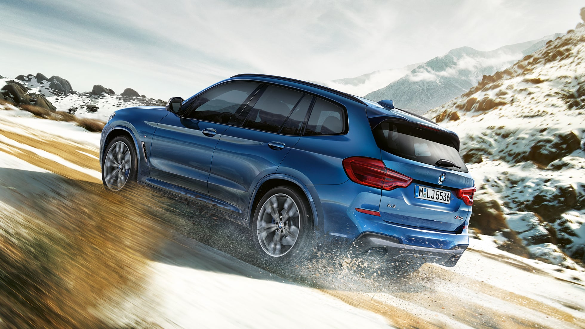BMW X3 M40i på vej mod bjerg BMW X3 M40i på vej mod bjerg