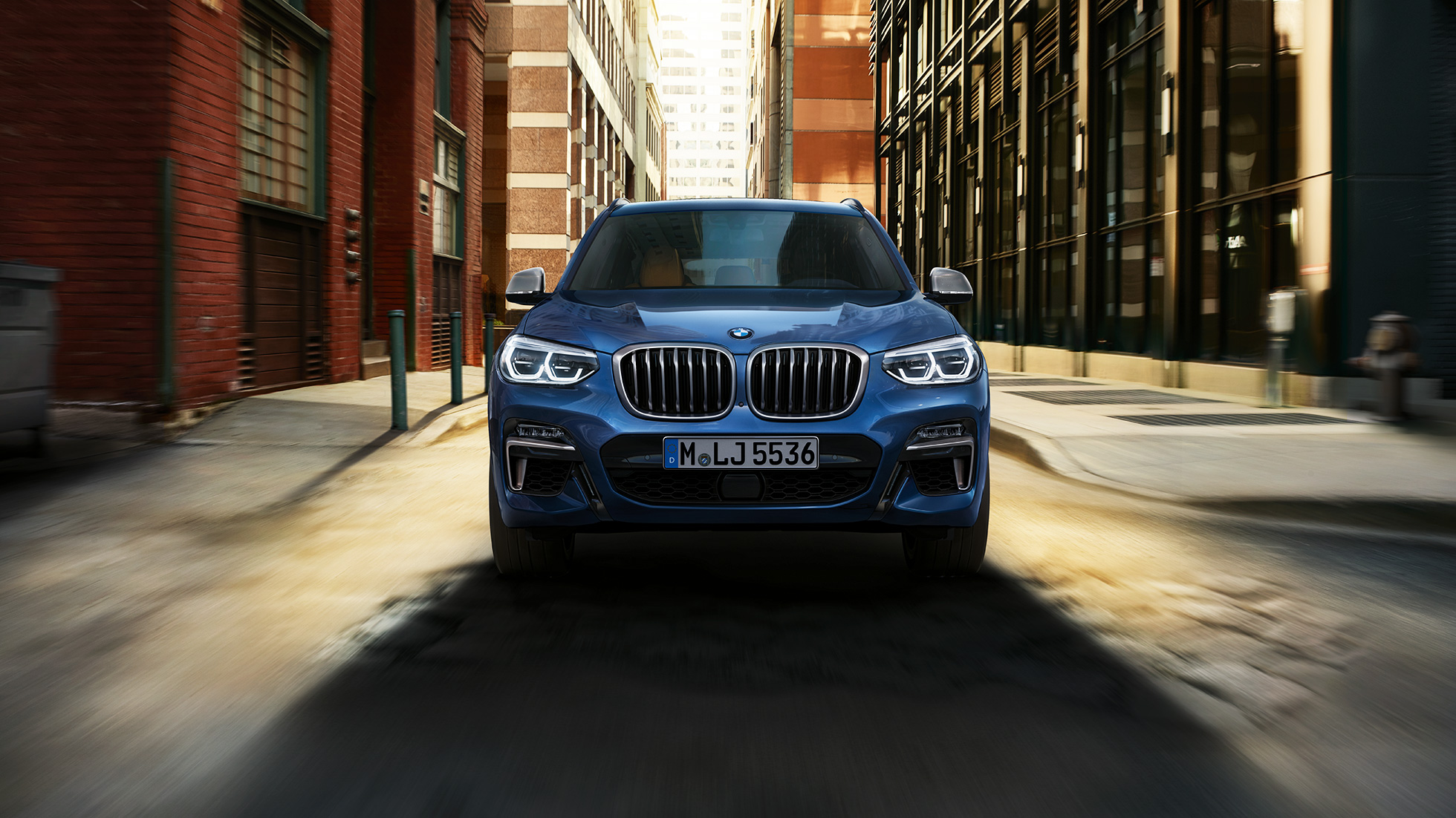 BMW X3 M40i, set forfra, bybillede BMW X3 M40i, set forfra, bybillede