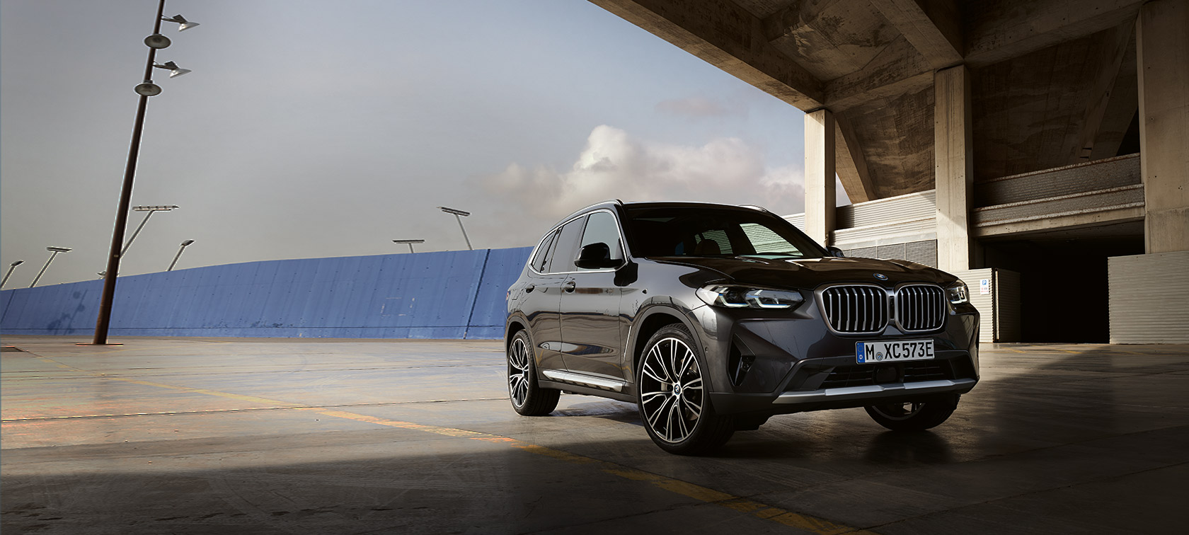 BMW X3 G01 Sophisto Grey set forfra let drejet foran en hangar 2021