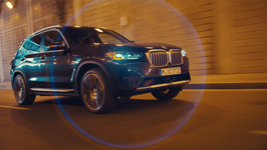 BMW X3 G01 køredynamik Sophisto Grey 2021 BMW X3 G01 køredynamik set forfra let drejet i fart Sophisto Grey 2021