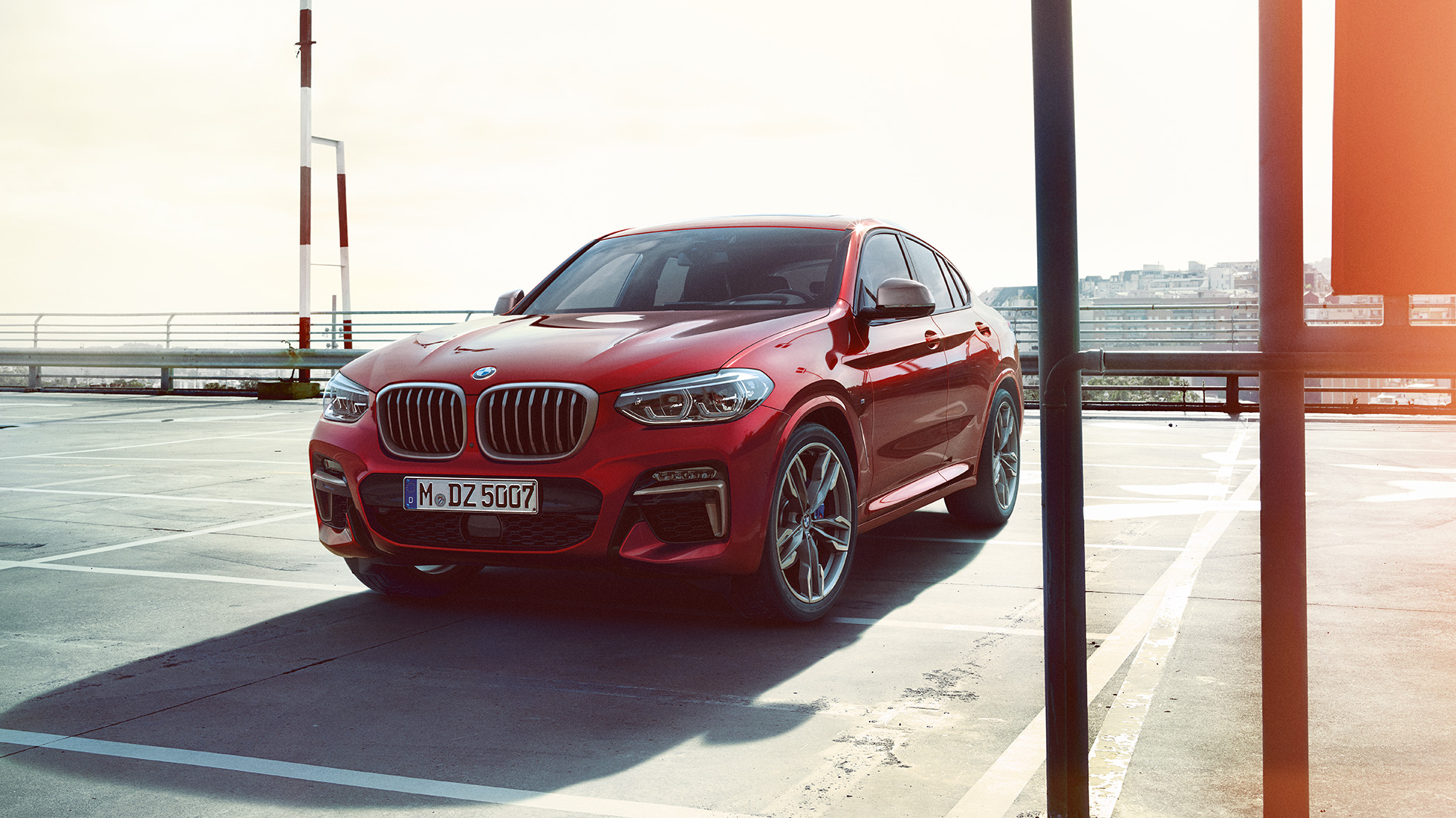 BMW X4 eksteriør BMW X4 M40i G02 2018 Flamenco Red Brillant-effekt set forfra let drejet