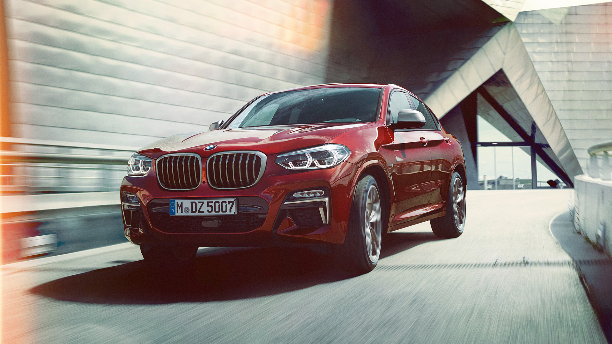 BMW X4 set forfra let drejet BMW X4 M40i G02 2018 Flamenco Red Brillant-effekt set forfra let drejet