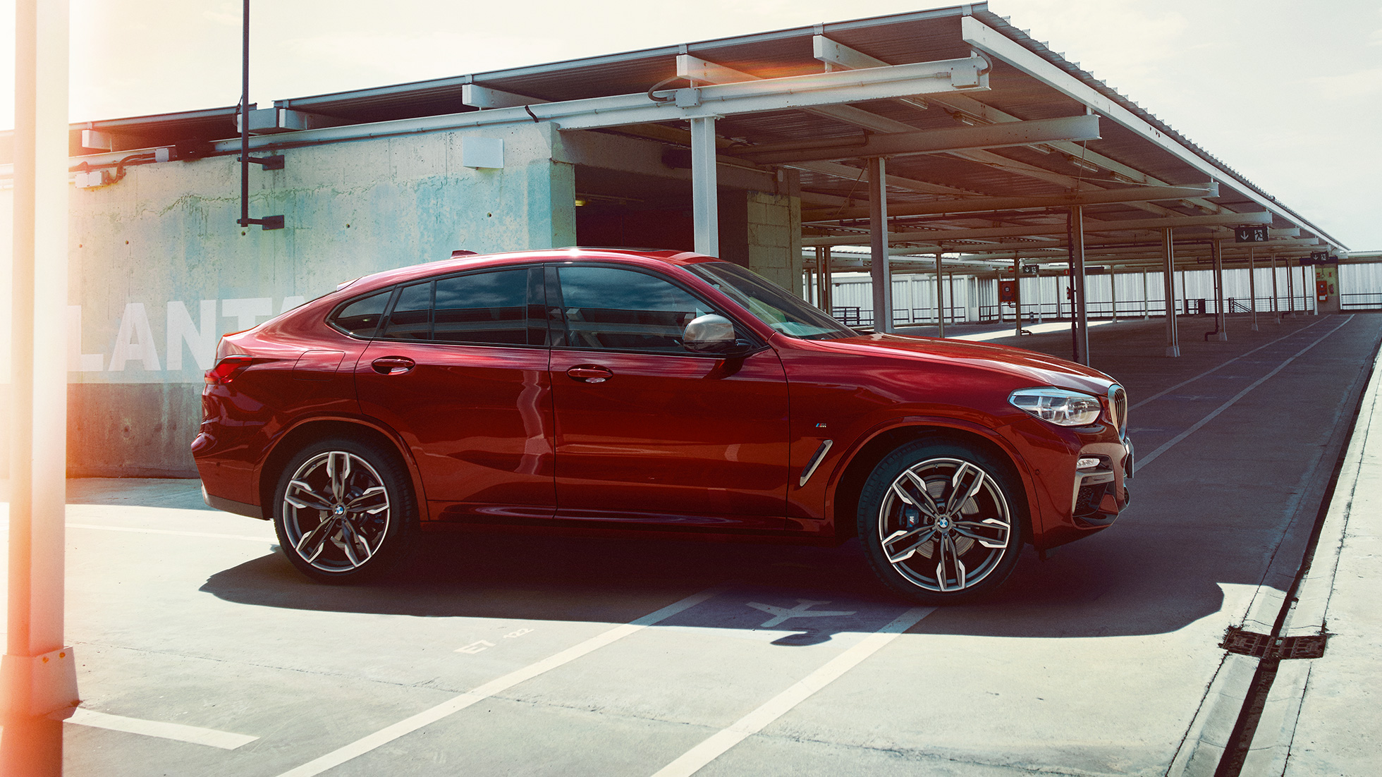 Sporty silhuet BMW X4 Sporty silhuet BMW X4 M40i G02 2018 Flamenco Red Brillant-effekt set fra siden