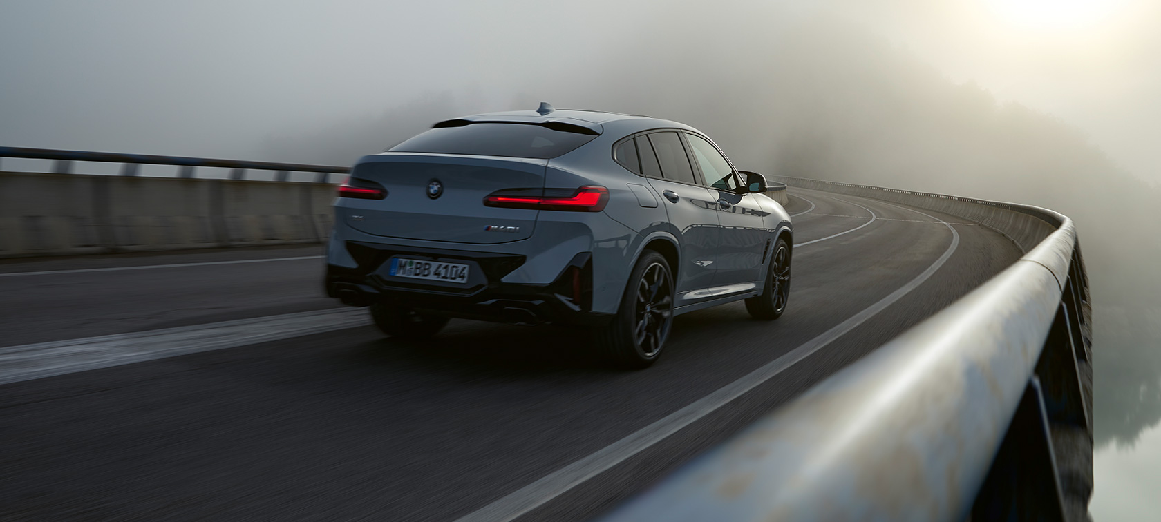 BMW X4 G02 originalt BMW tilbehør Brooklyn Grey set bagfra let drejet kørende 2021