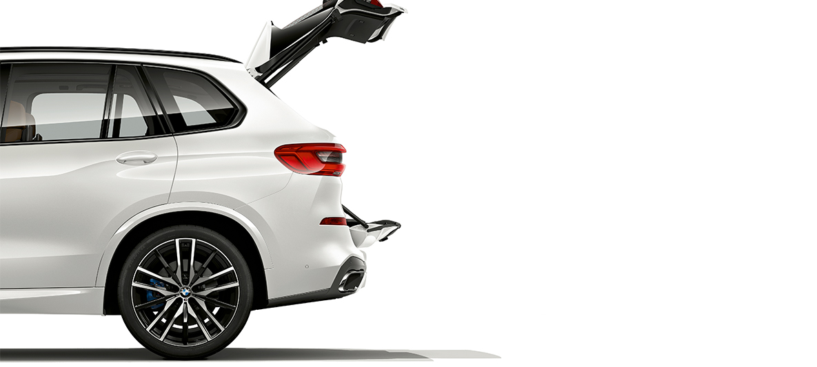 BMW X5 med åben bagklap BMW X5 set fra siden med begge bagklapsegmenter åbne