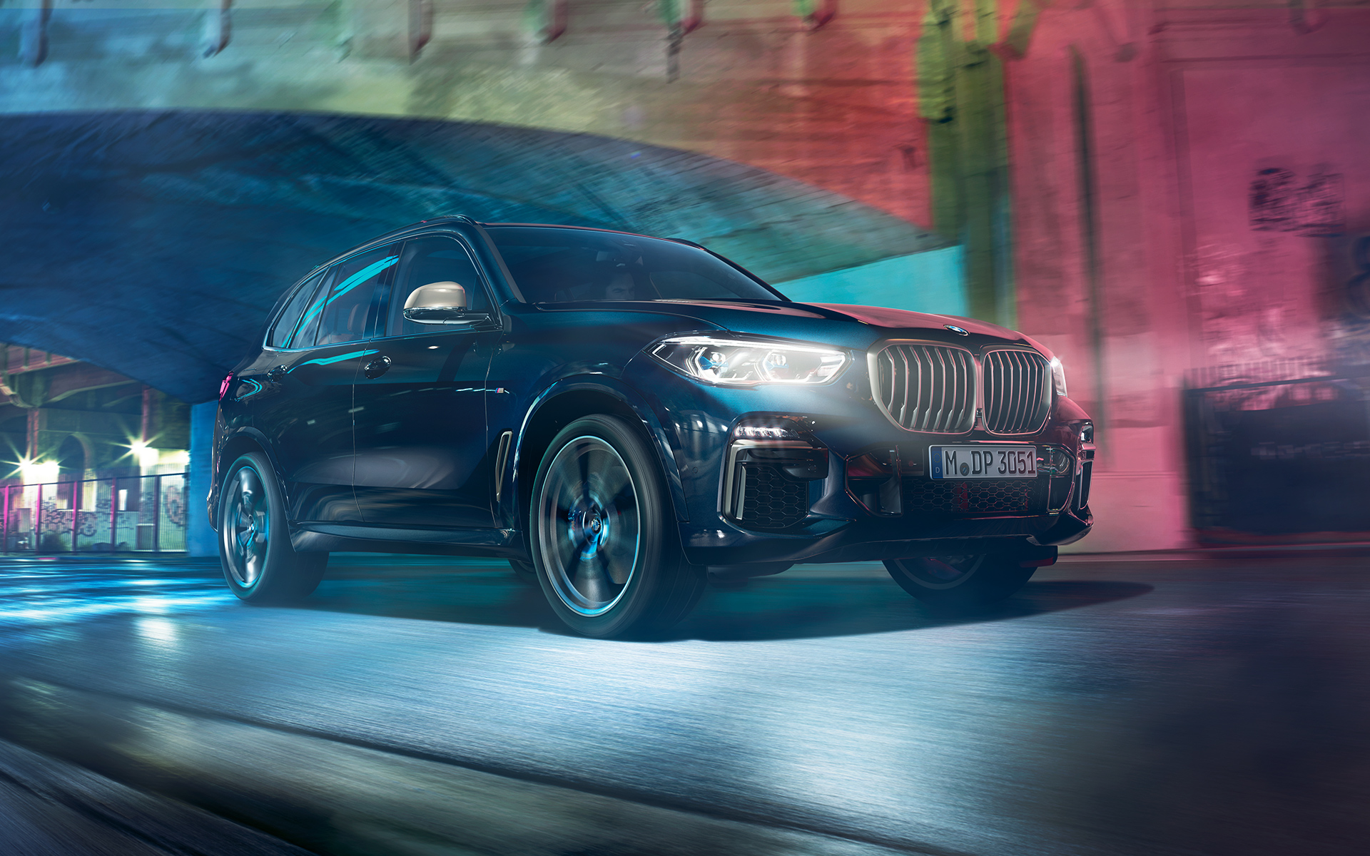 BMW X5 M50d in action BMW X5 M50d kører om natten i et storbymiljø