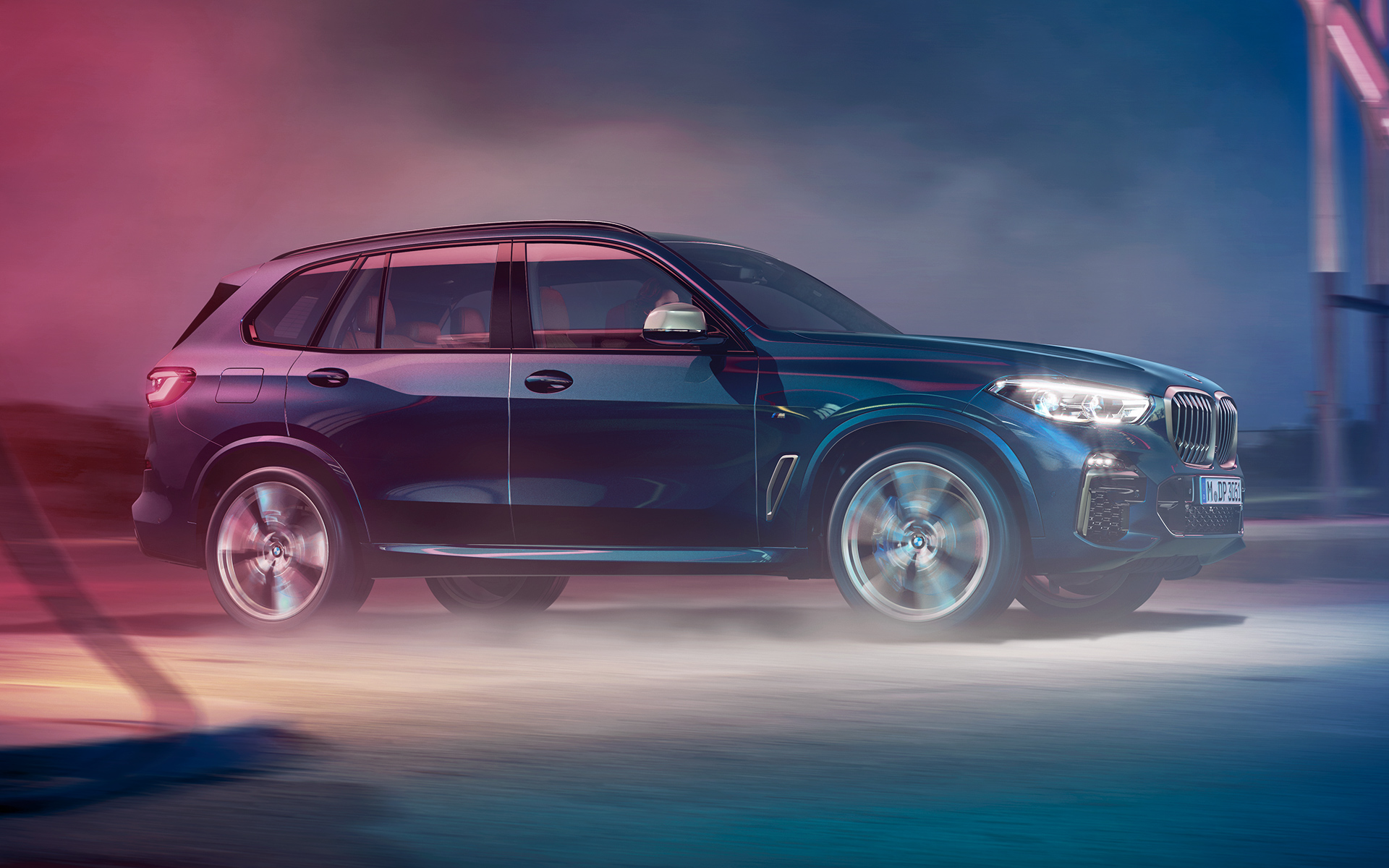 BMW X5 M50d på farten BMW X5 M50d kører om natten i et storbymiljø
