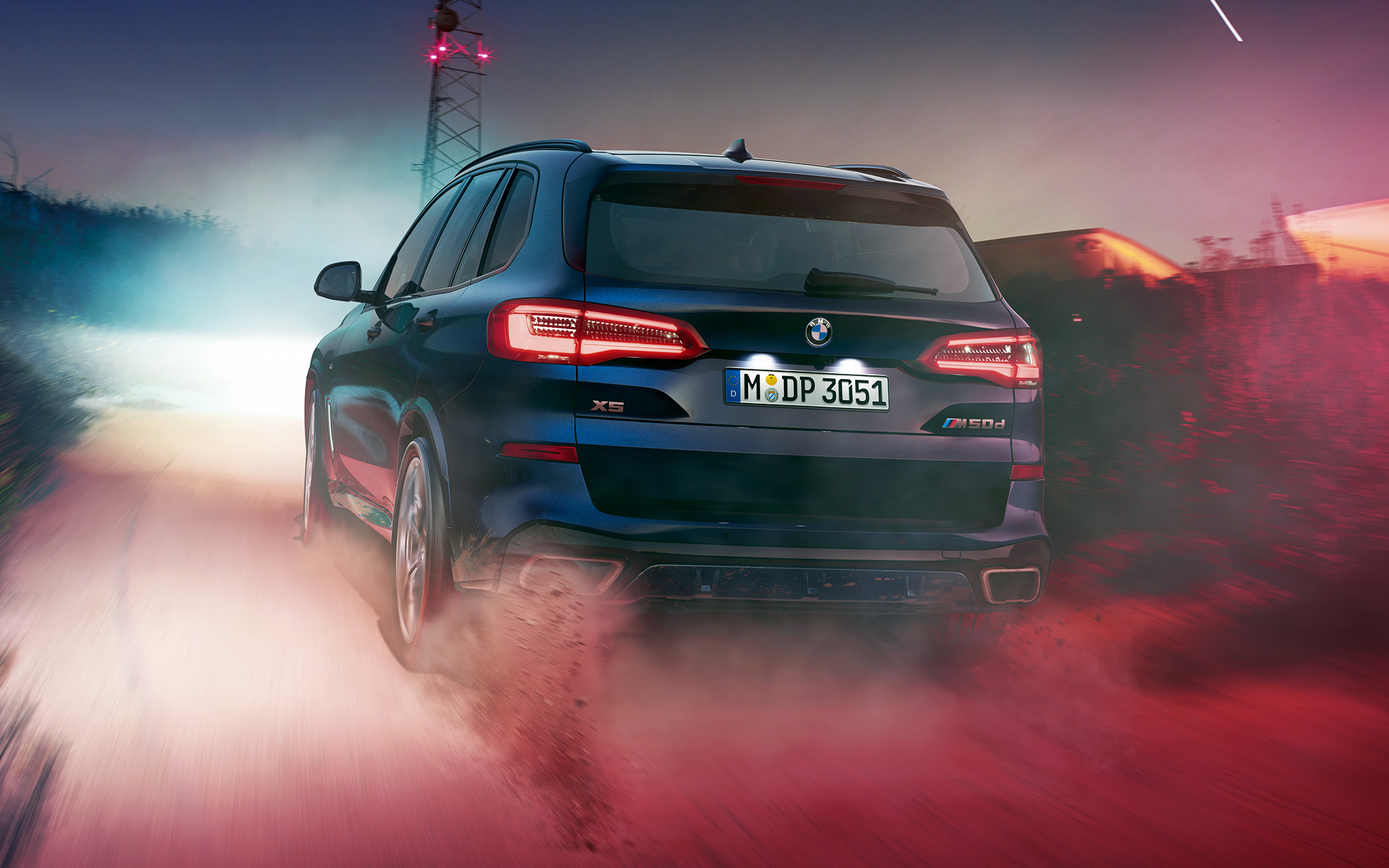 BMW X5 M50d bagfra BMW X5 M50d set bagfra om natten i et storbymiljø
