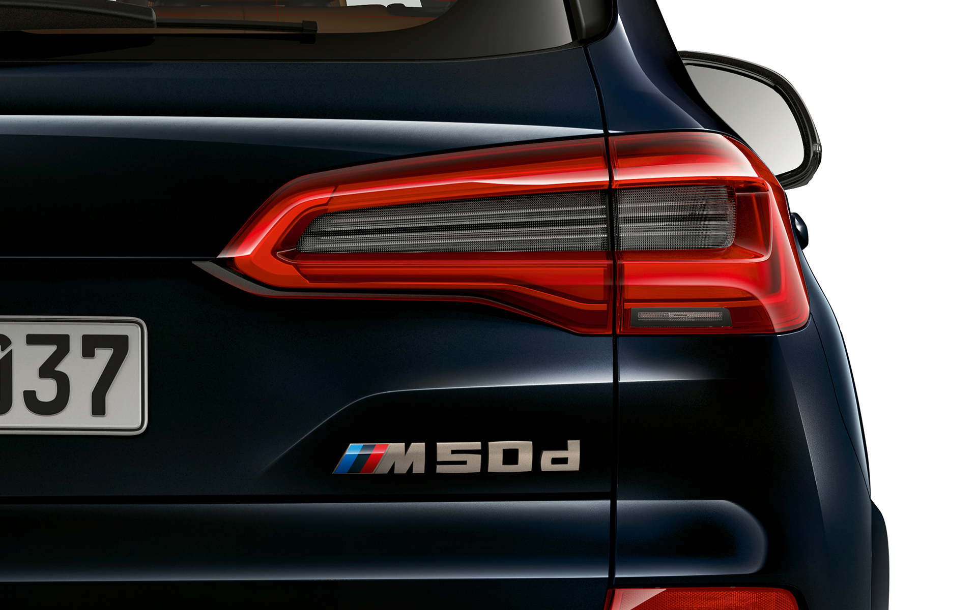 Bagemblemet på BMW X5 M50d Detaljebillede af modelemblemet på BMW X5 M50d