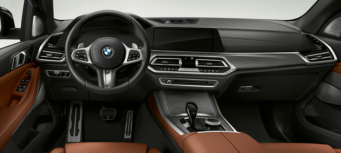 BMW X5 M50d kabine Kabinen i BMW X5 M50d med cockpit, instrumentbræt og midterkonsol