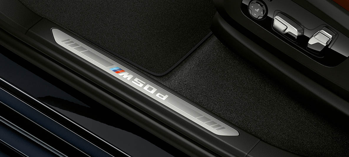 BMW X5 M50d indstigningslister Indstigningslister med BMW Individual-signatur i BMW X5 M50d