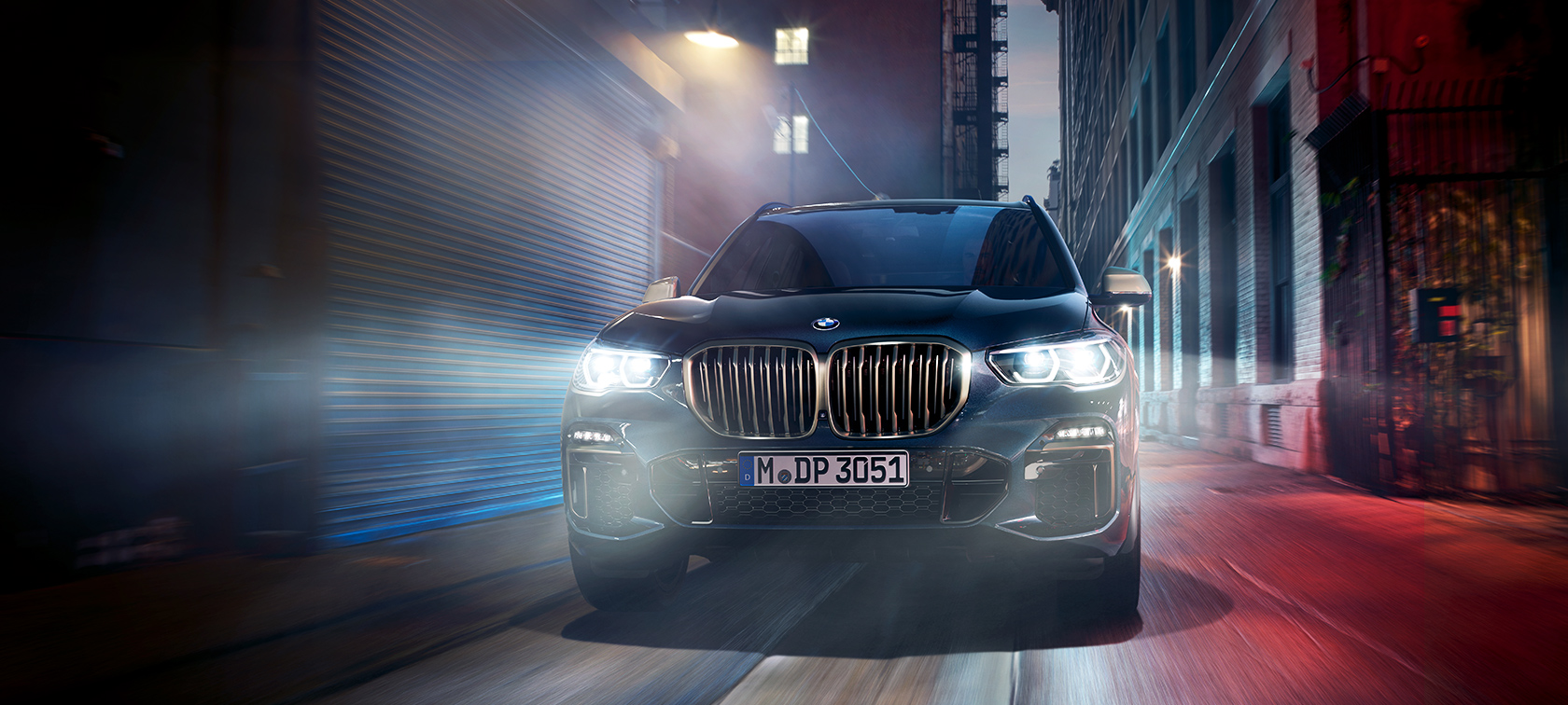 BMW X5 M50d in action BMW X5 M50d på byens gader om natten