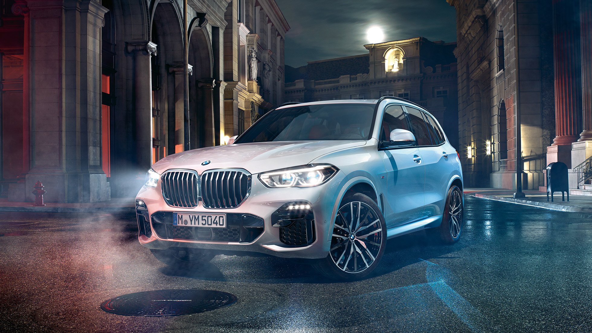 BMW X5 set forfra let drejet BMW X5 G05 2018 Mineral White Metallic set forfra let drejet parkeret om natten