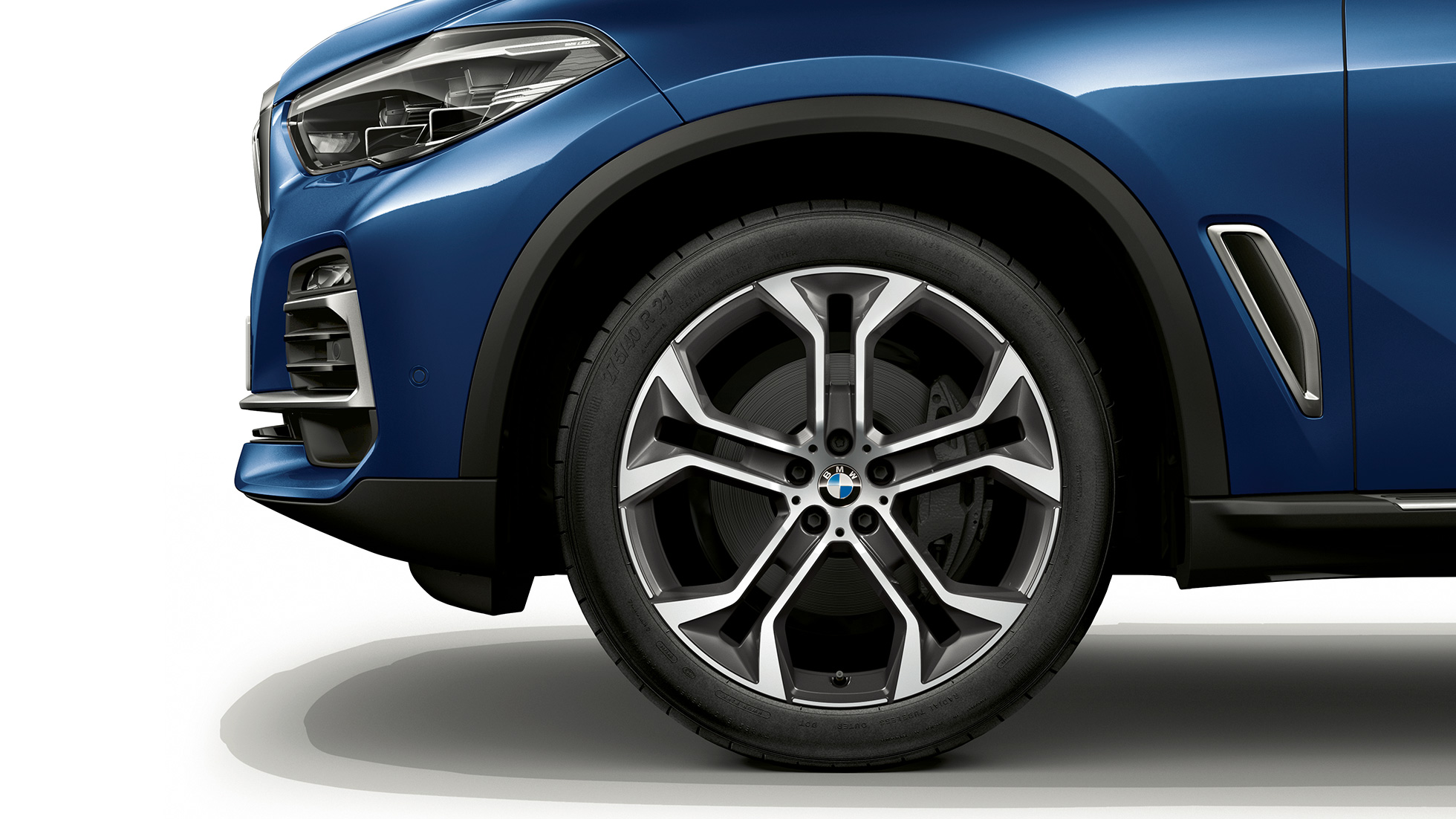 xLine BMW X5 xDrive40i set skråt forfra med fælg xLine BMW X5 xDrive40i G05 2018 Phytonic Blue Metallic set skråt forfra med fælg