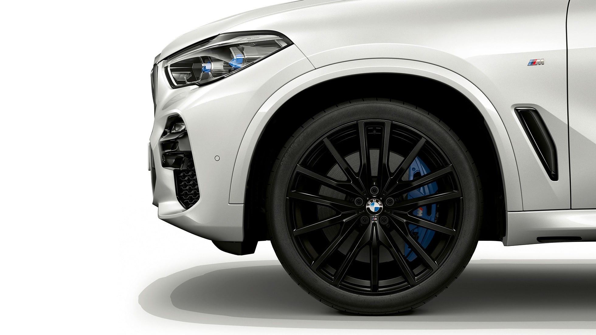 M Sport BMW X5 xDrive40i set skråt forfra med fælg M Sport BMW X5 xDrive40i G05 2018 Mineral White Metallic set skråt forfra med fælg
