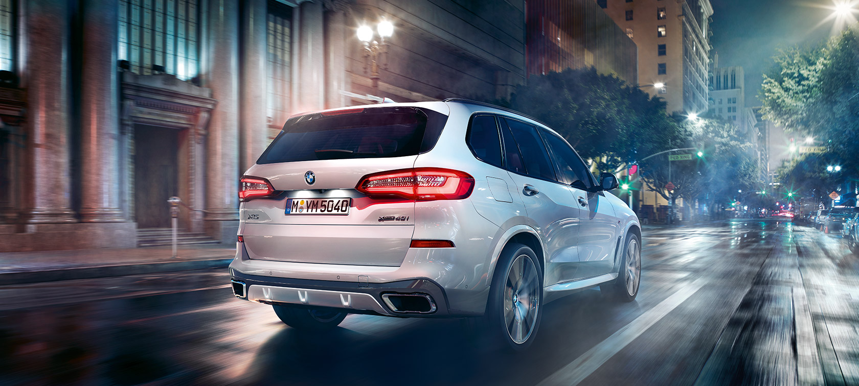 BMW X5 set kørende bagfra let drejet BMW X5 G05 2018 Mineral White Metallic set kørende bagfra let drejet