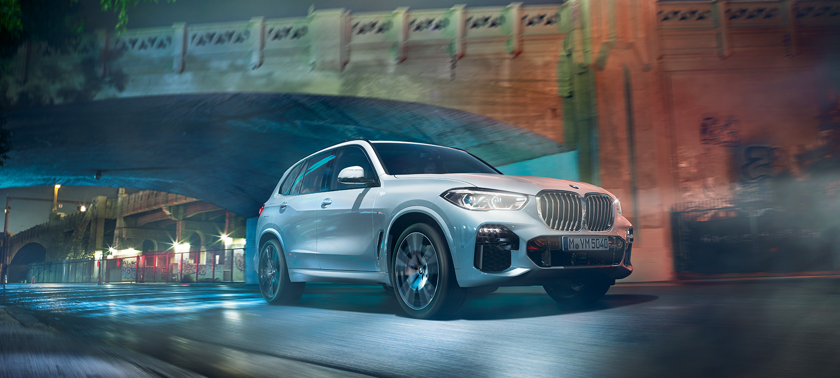 BMW X5 G05 2021 Mineral White metallic set forfra let drejet kørende om natten