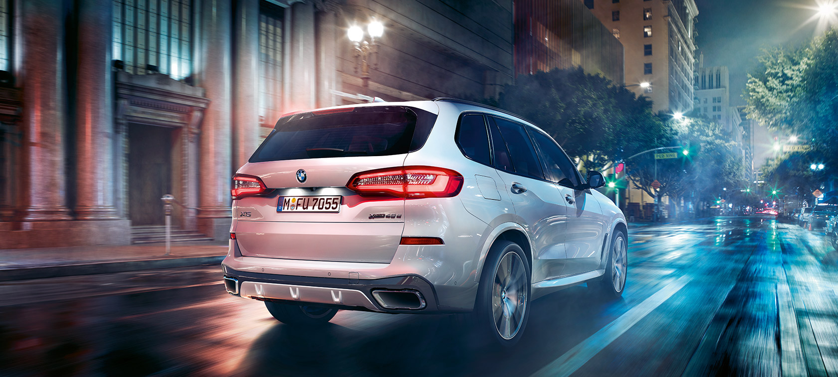 BMW X5 set bagfra let drejet kørende BMW X5 G05 2021 Mineral White metallic set kørende bagfra let drejet