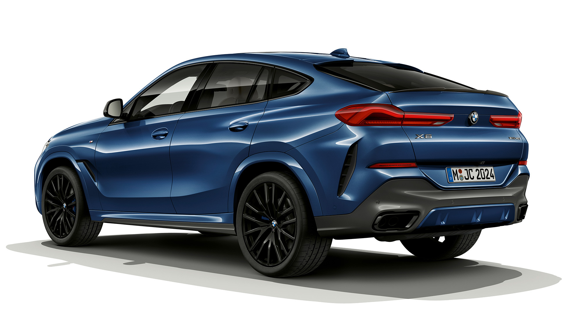 BMW X6 med M sportspakke, bagende. BMW X6 med M sportspakke set bagfra let drejet.
