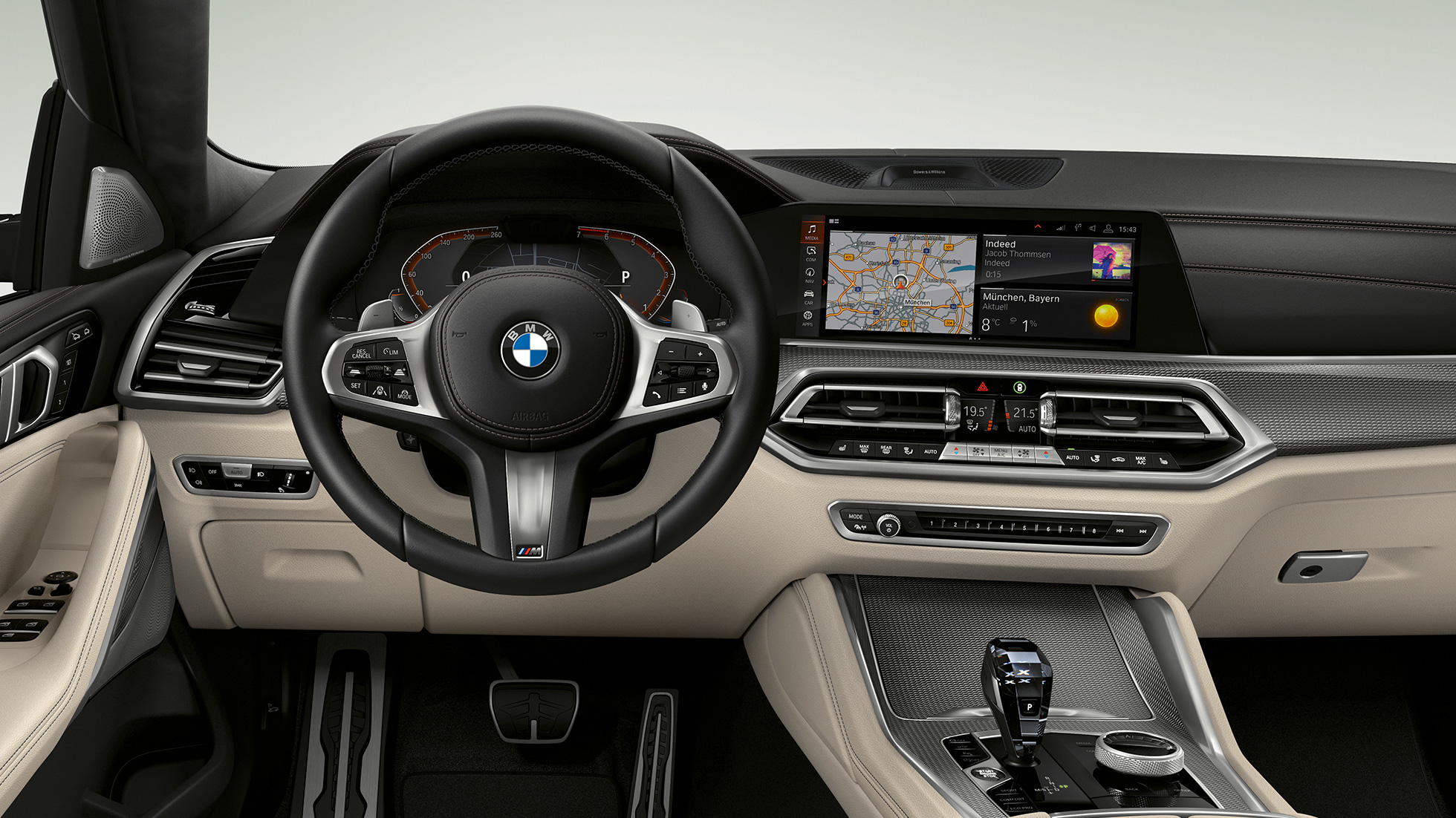 BMW X6 med M sportspakke, cockpit. BMW X6 interiør med M sportspakke med fokus på cockpittet.