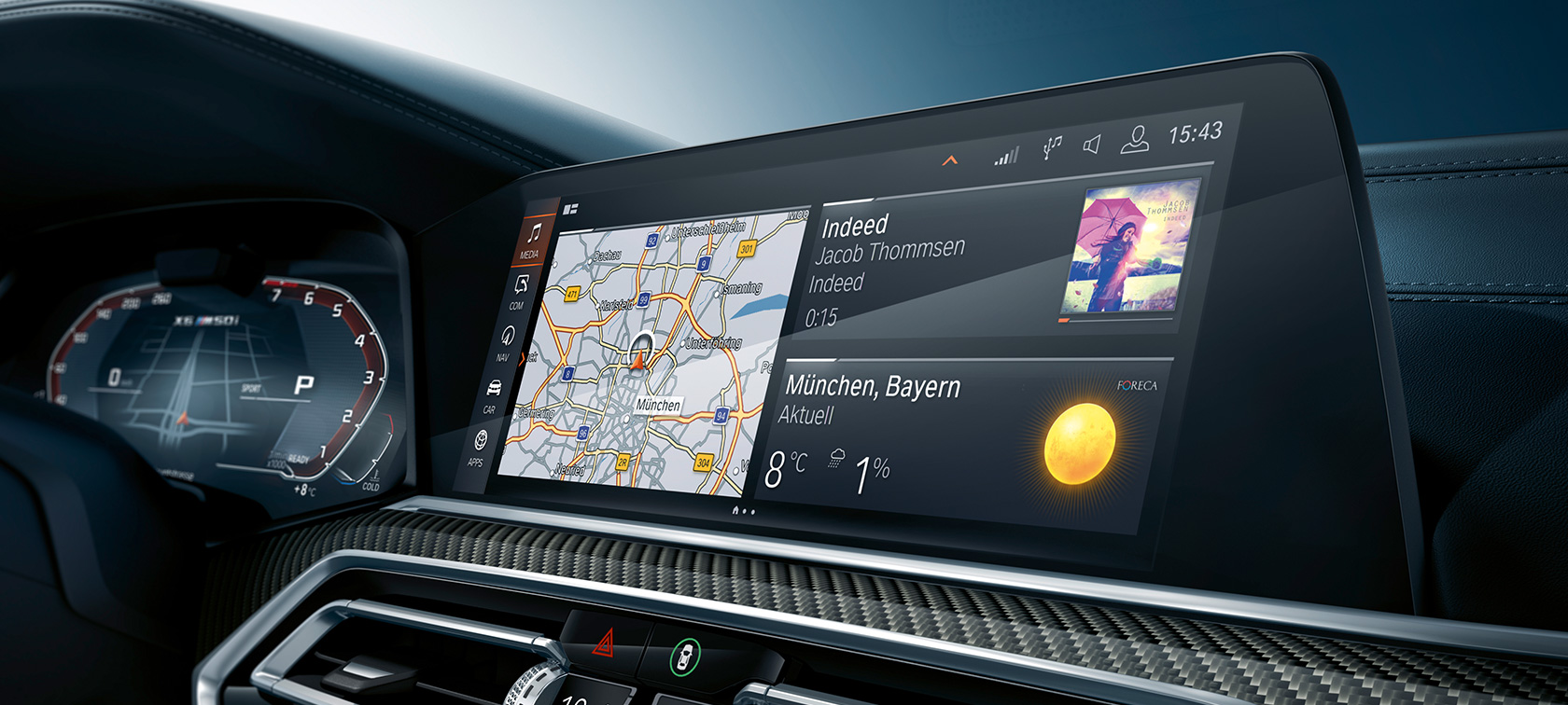 Cockpit med fokus på Head-Up Displayet. BMW X6 cockpit med fokus på Head-Up Displayet.